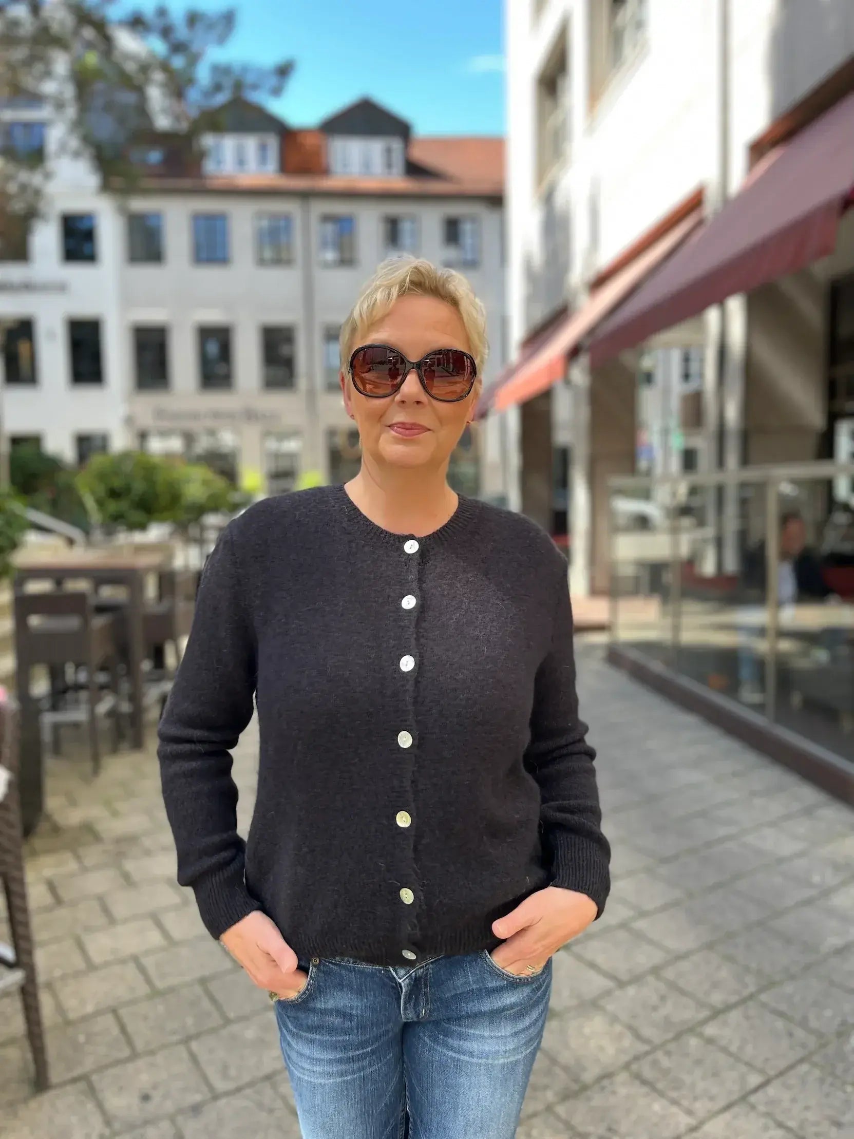 Verena trägt den Cardigan Jacki in der Farbe Schwarz vom Hamburger Modelabel stegmann mode