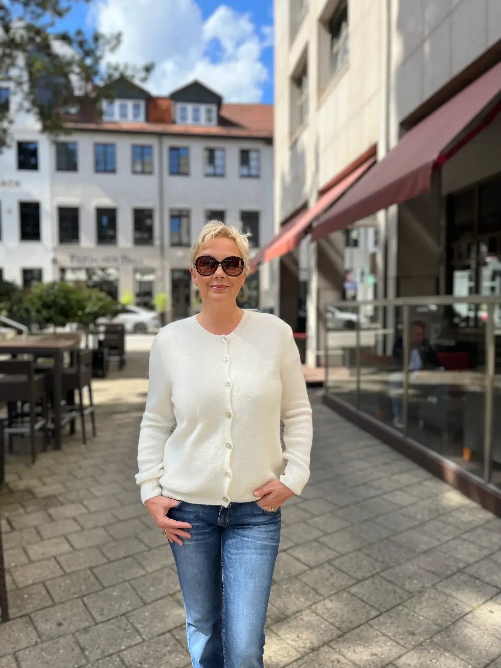 Verena trägt den Cardigan Jacki in der Farbe Weiß vom Hamburger Modelabel stegmann mode