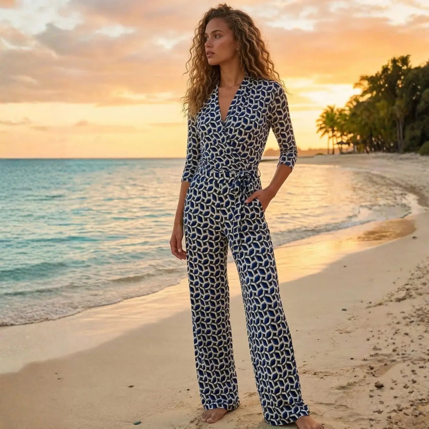 KI generiertes Bild mit Modell am Strand im Jumpsuit Carmen Combi im Print Coins Bleu vom Hamburger Modelabel stegmann mode