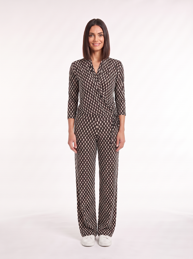 KI generiertes Model im Studio im Jumpsuit Carmen Combi im Print Salino Taupe vom Hamburger Modelabel Stegmann Mode