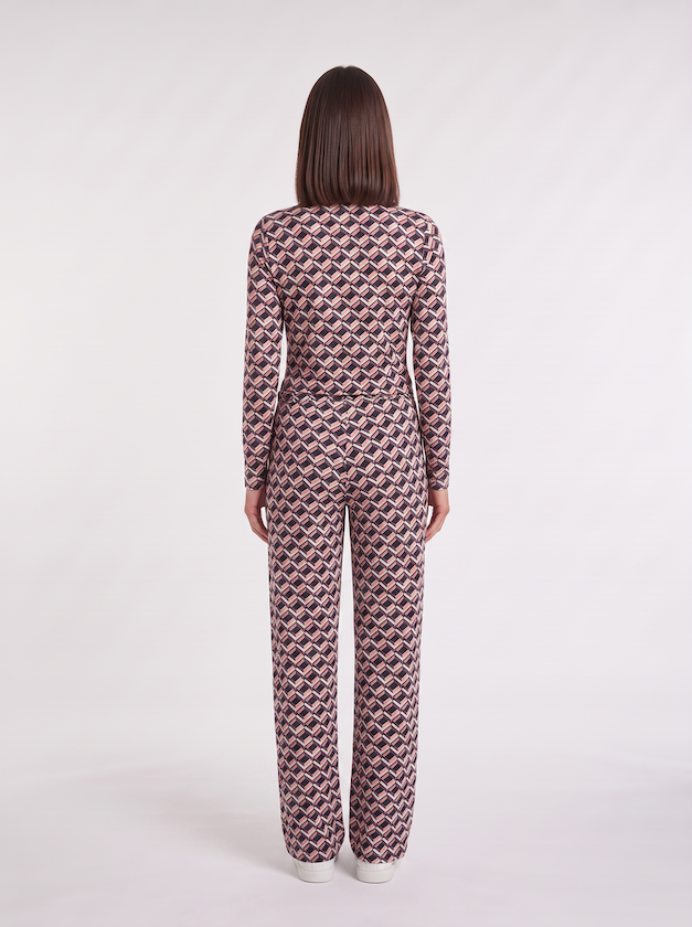 KI generiertes Model von hinten im Studio im Jumpsuit Carmen Combi im Print Mosaik Rose vom Hamburger Modelabel Stegmann Mode