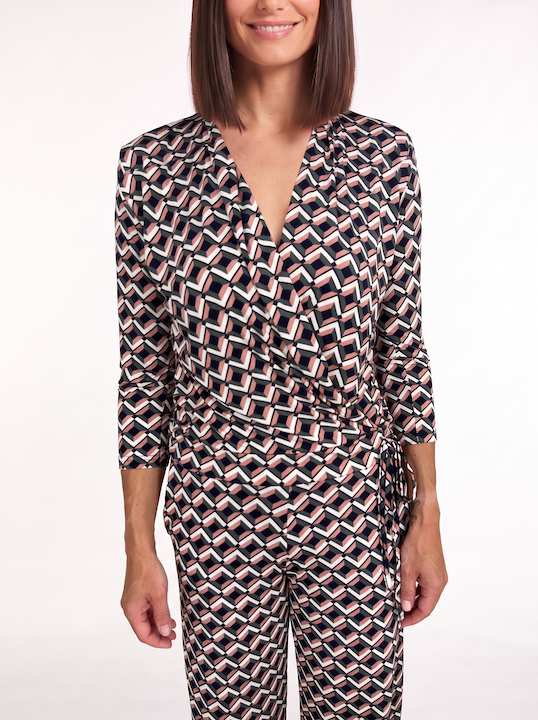 KI generiertes Model im Studio im Jumpsuit Carmen Combi im Print Mosaik Rose Detail vorn vom Hamburger Modelabel Stegmann Mode