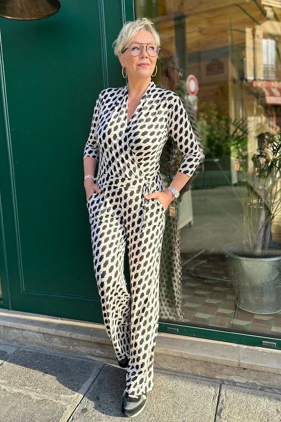 Verena vor Fenster in Paris in Jumpsuit Carmen Combi im Print Vienne vom Hamburger Modelabel stegmann mode