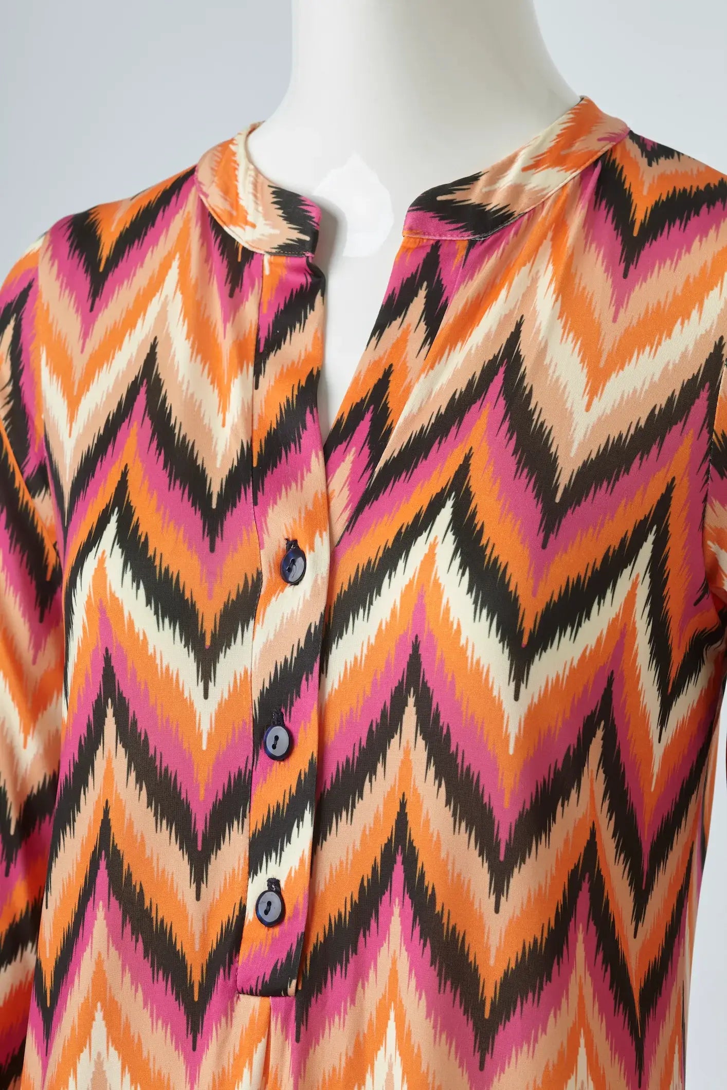 Kleid mit Knopfleiste und Muster von dem Hamburger Modelabel stegmann mode