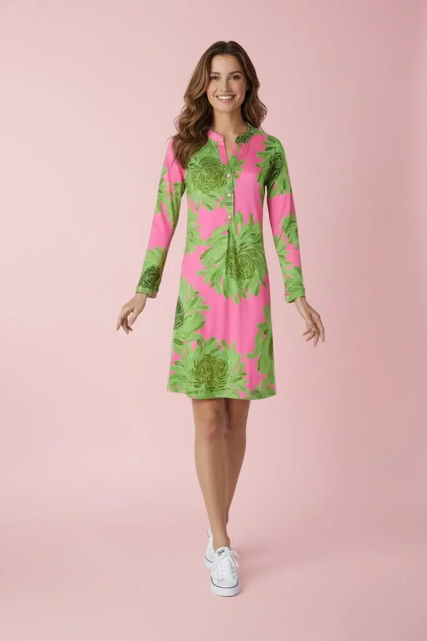 KI generiertes Modell im Studio im Kleid Caroline im Print Crysantheme vom Hamburger Modelabel stegmann mode