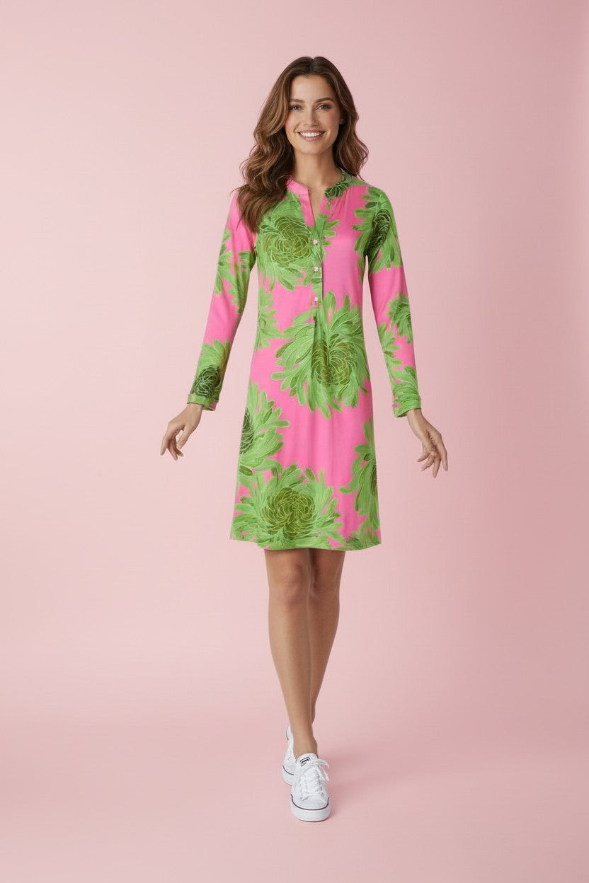 KI generiertes Modell im Studio im Kleid Caroline im Print Crysantheme vom Hamburger Modelabel stegmann mode