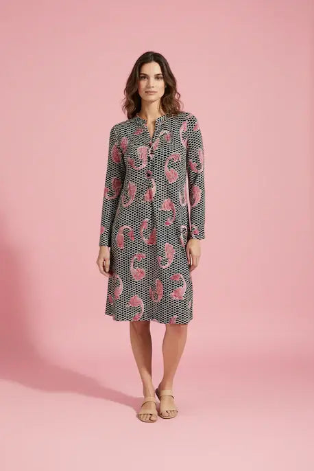 KI generiertes Modell im Studio im Kleid Caroline im Print Koi vom Hamburger Modelabel stegmann mode