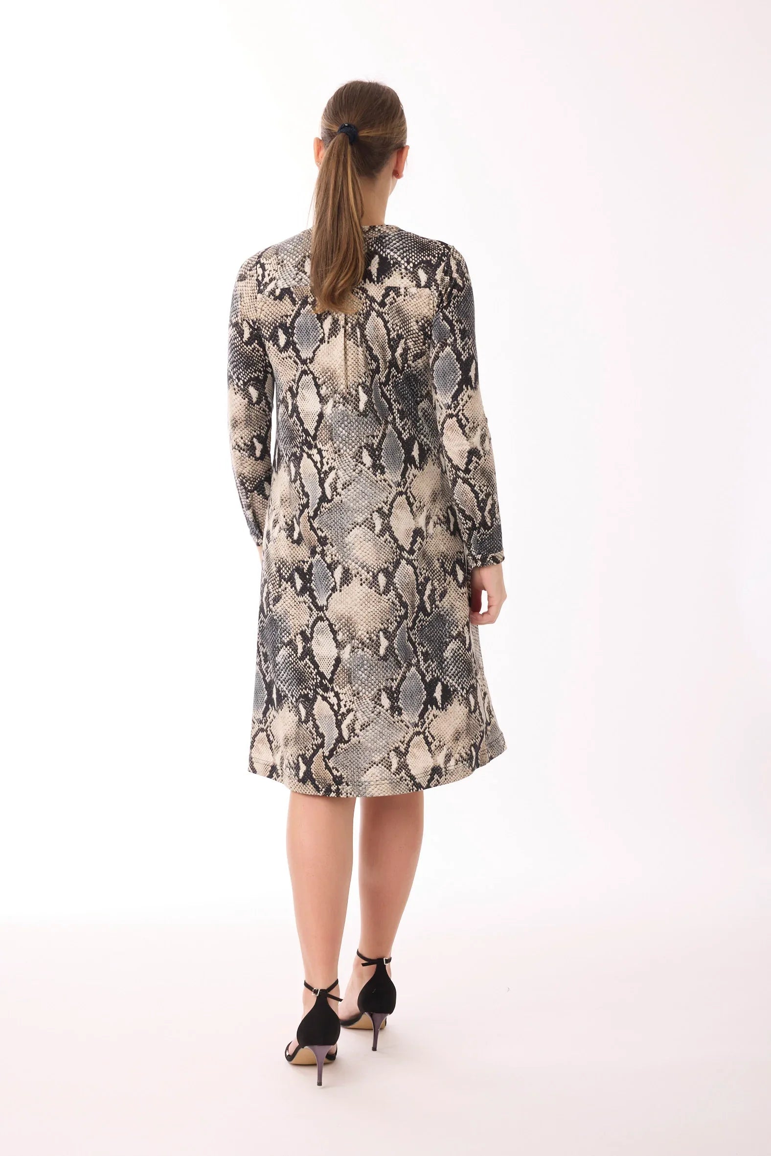 Kleid mit Knopfleiste und Muster von dem Hamburger Modelabel stegmann mode