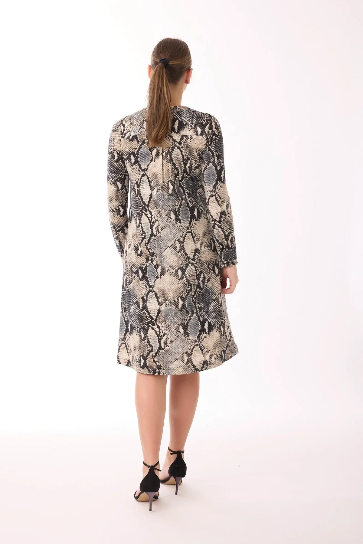 Kleid mit Knopfleiste und Muster von dem Hamburger Modelabel stegmann mode
