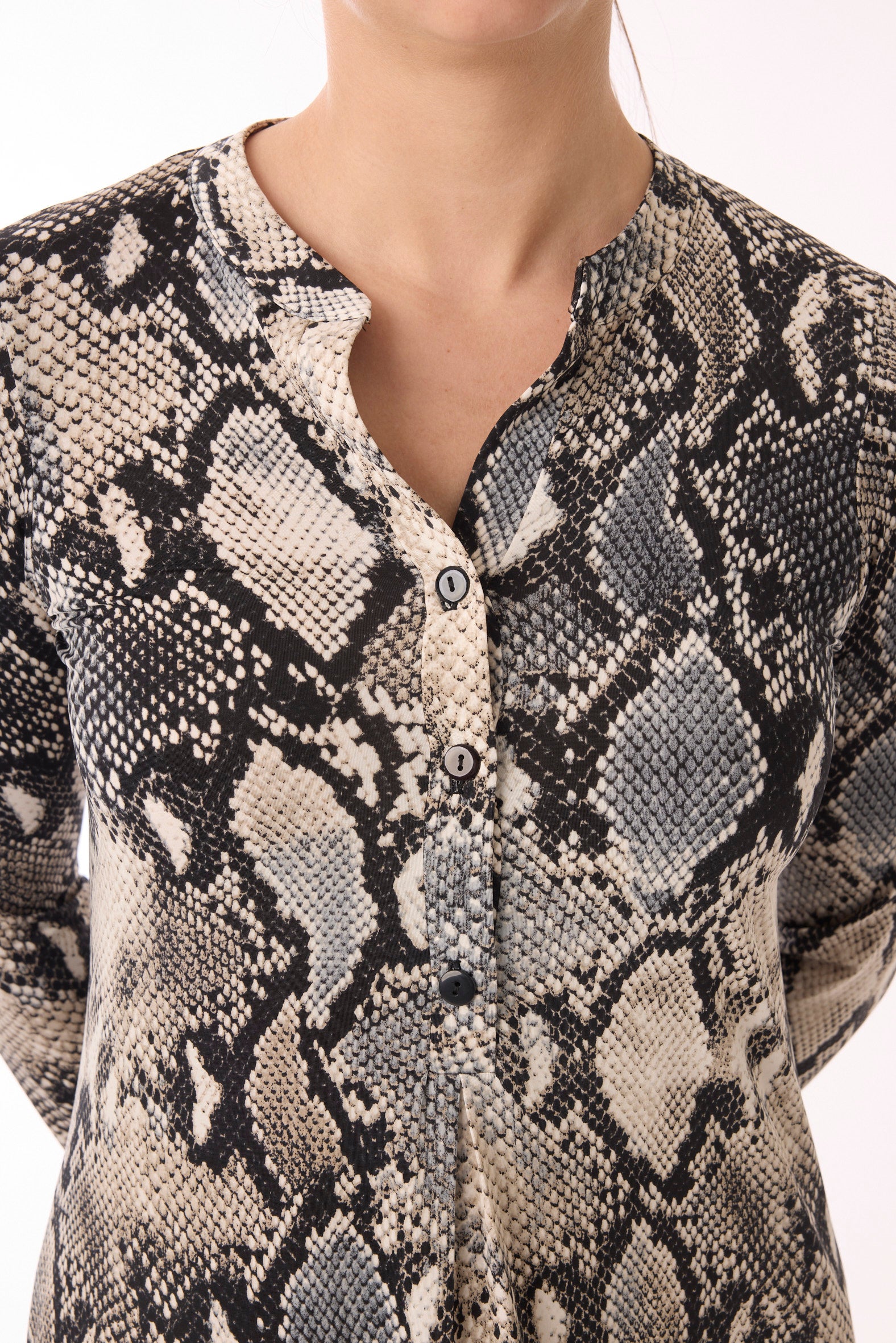 Kleid mit Knopfleiste und Muster von dem Hamburger Modelabel stegmann mode