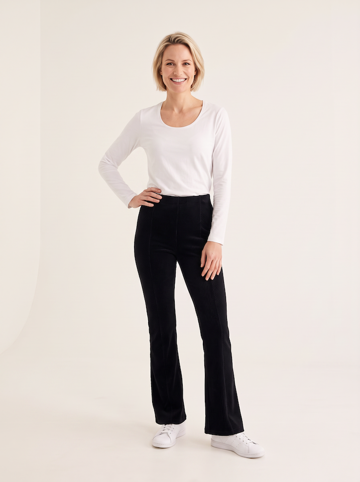 KI generiertes Modell im hellen Studio in der Cordhose Nancy in der Farbe schwarz vom Hamburger Modelabel Stegmann Mode