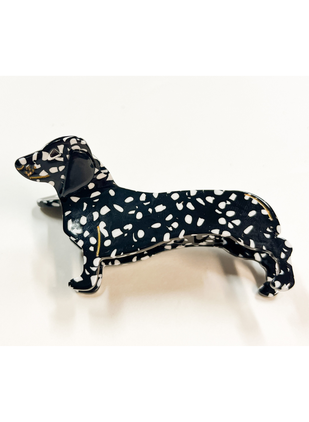 Produktfoto von Haarklammer in Dackelform in der Farbe Schwarz mit weißen Punkten vom Hamburger Modelabel stegmann mode