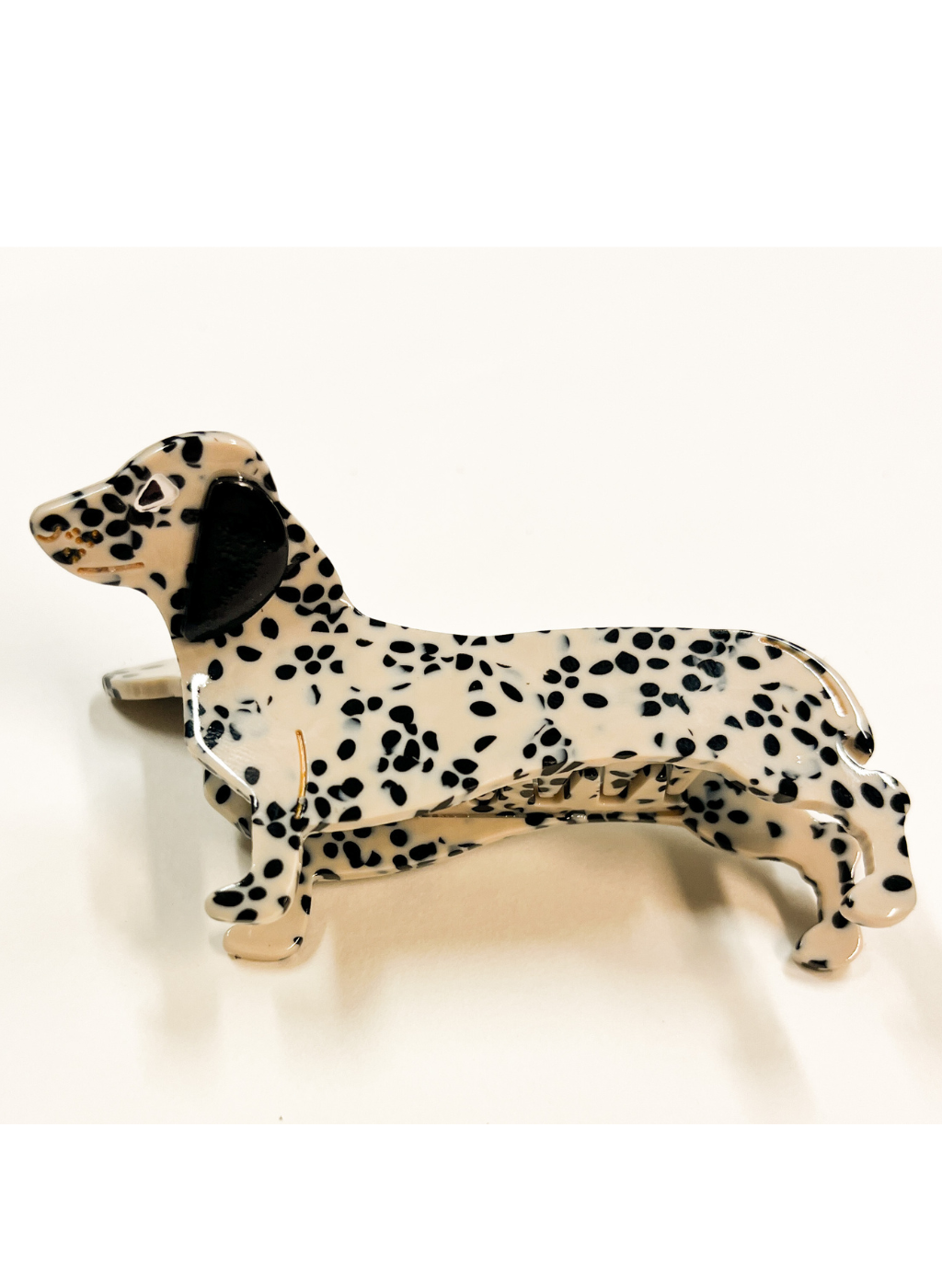 Produktfoto von Haarklammer in Dackelform in der Farbe Weiß mit schwarzen Punkten vom Hamburger Modelabel stegmann mode