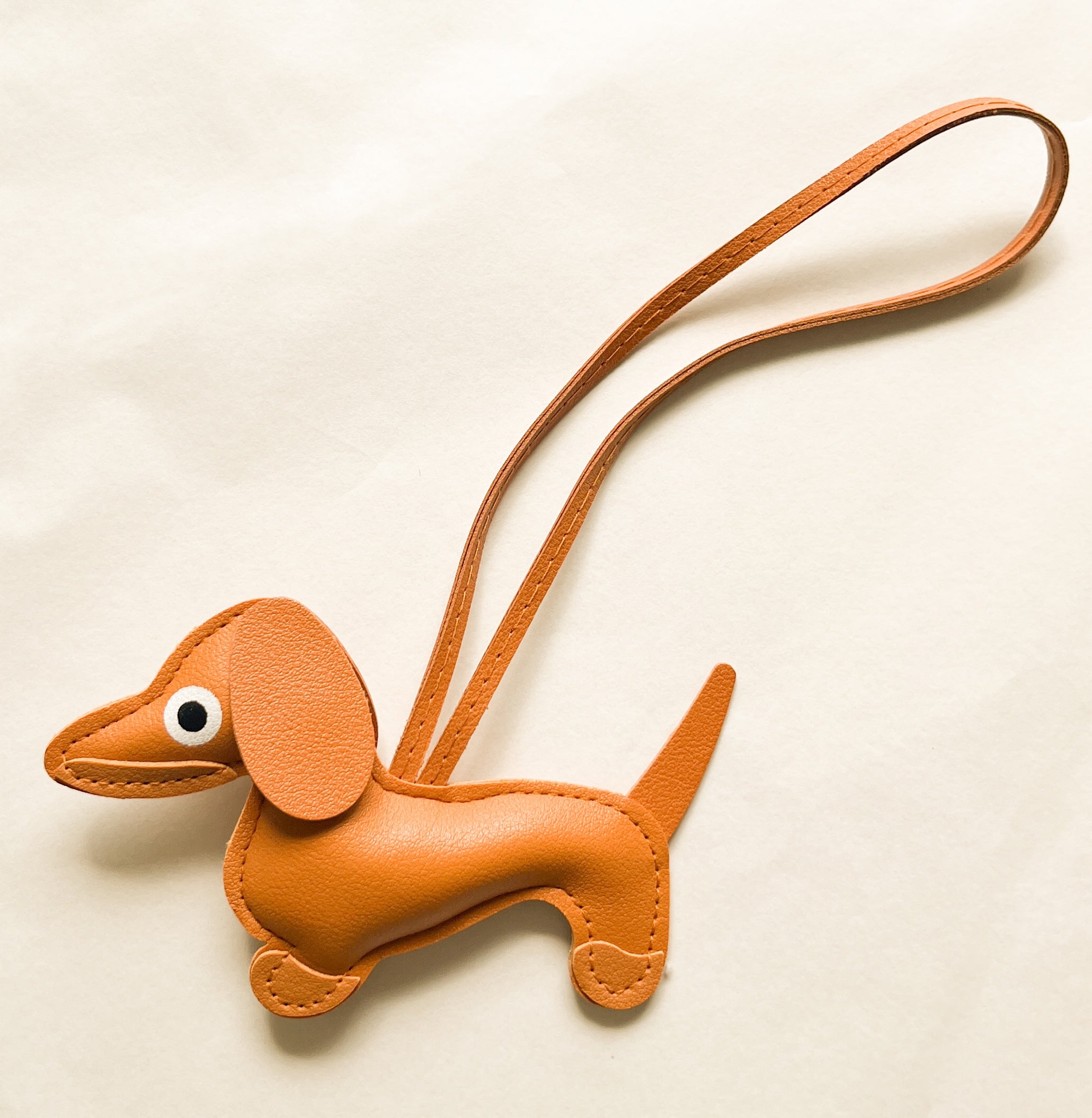 Taschenanhänger mit Dackel-Motiv in Camel vom Hamburger Modelabel stegmann mode