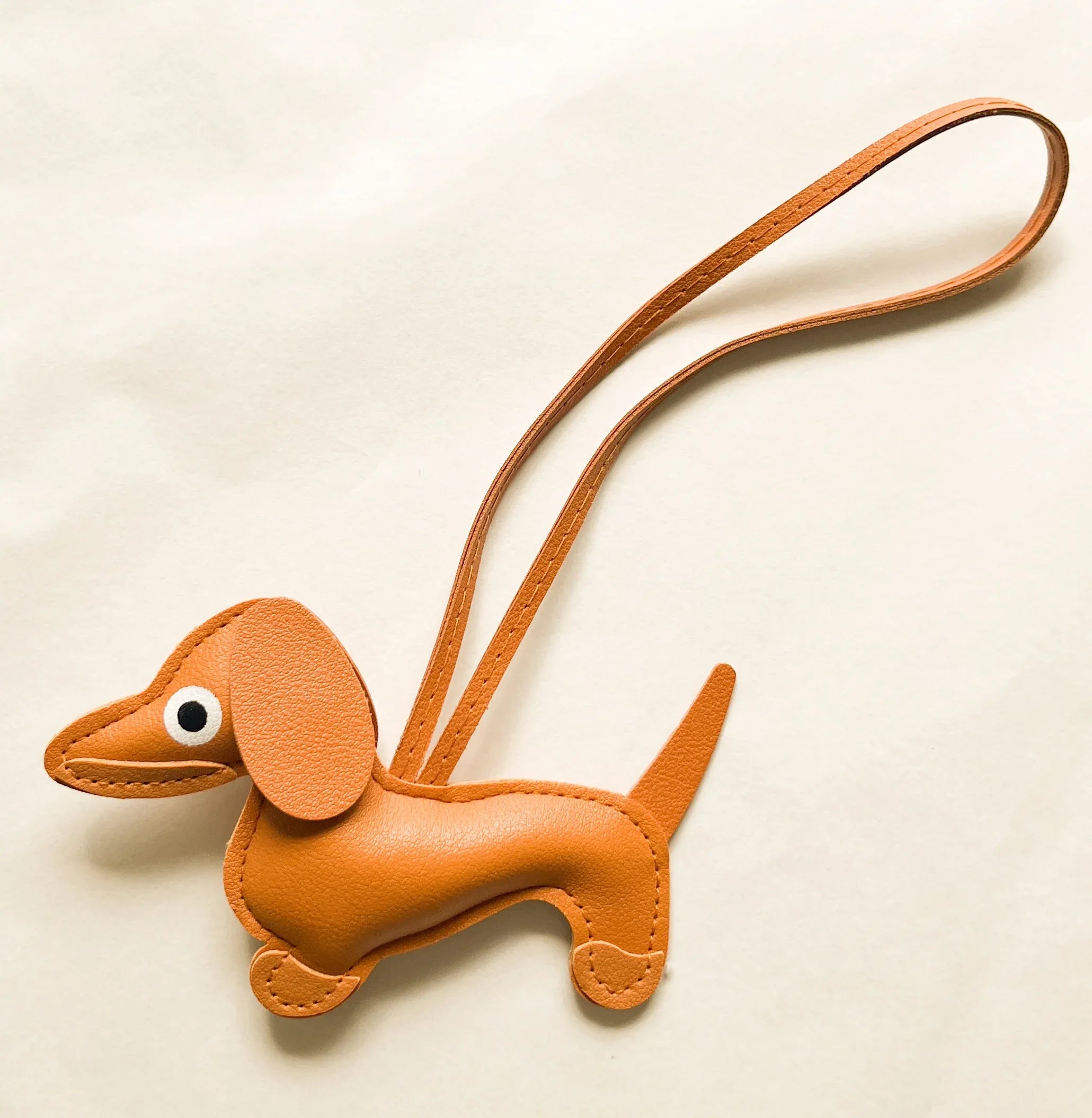 Taschenanhänger mit Dackel-Motiv in Camel vom Hamburger Modelabel stegmann mode