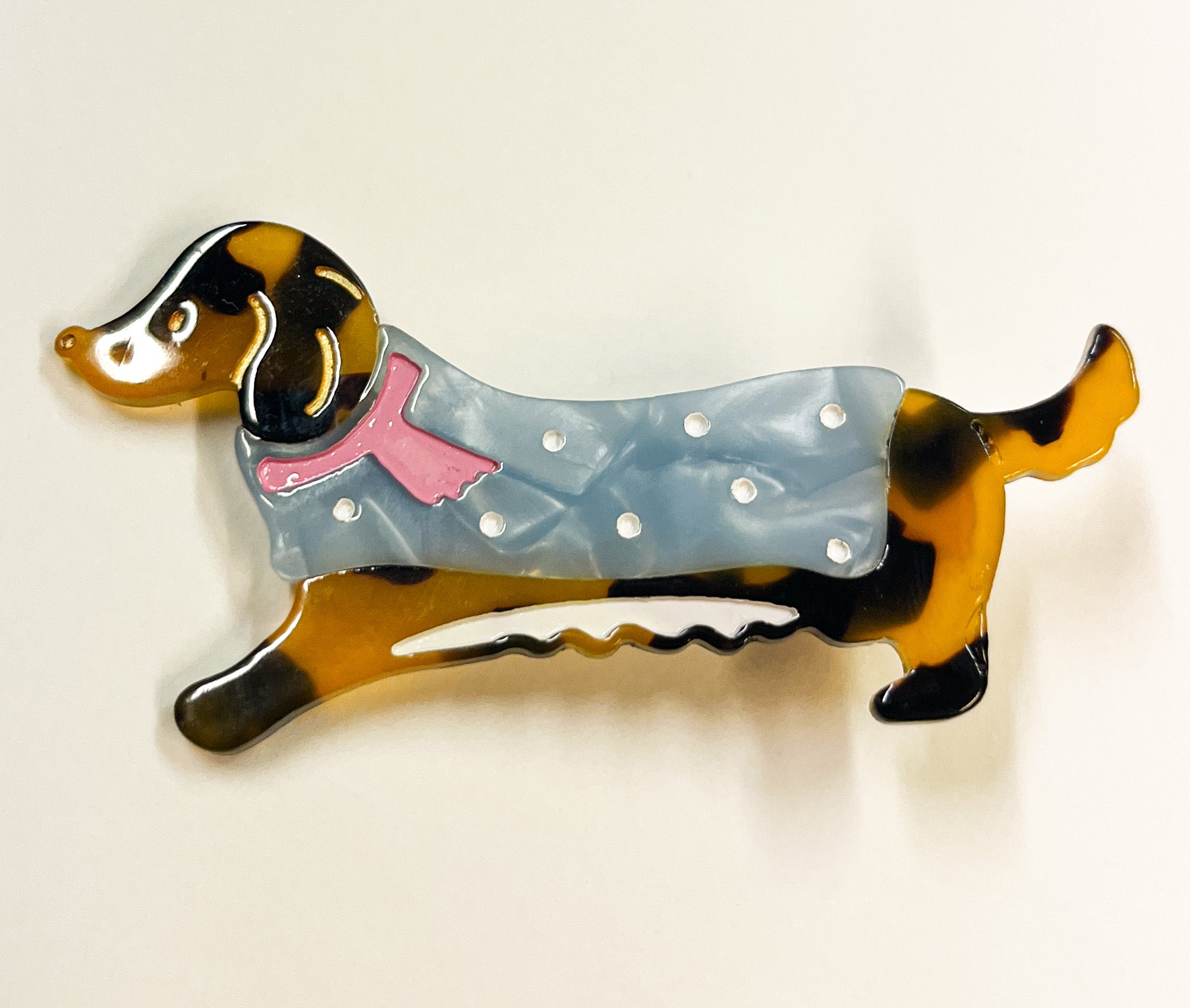 Produktfoto von Haarspange in Dackelform mit blauem Mäntelchen vom Hamburger Modelabel stegmann mode