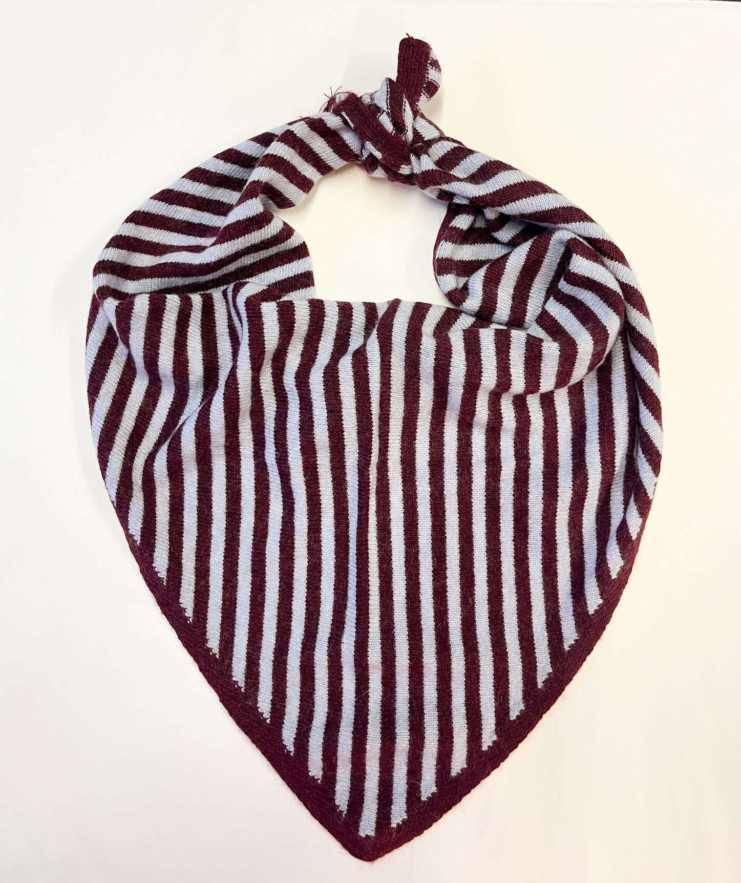 Produktfoto gestreiftes Dreieckstuch mit Cashmer in den Farben Babyblau und Bordeaux vom Hamburger Modelabel stegmann mode