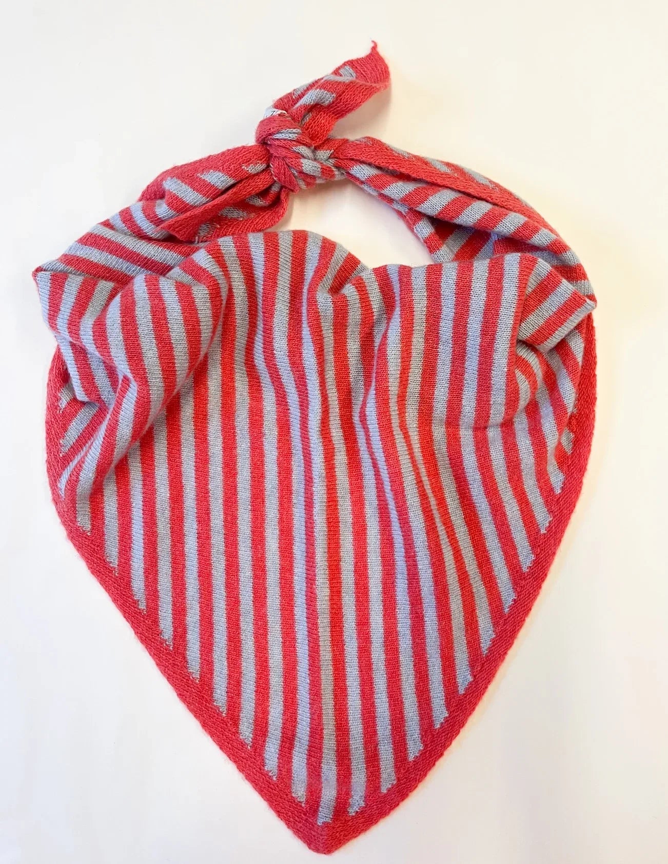 Produktfoto gestreiftes Dreieckstuch mit Cashmer in den Farben Babyblau und Hummer vom Hamburger Modelabel stegmann mode