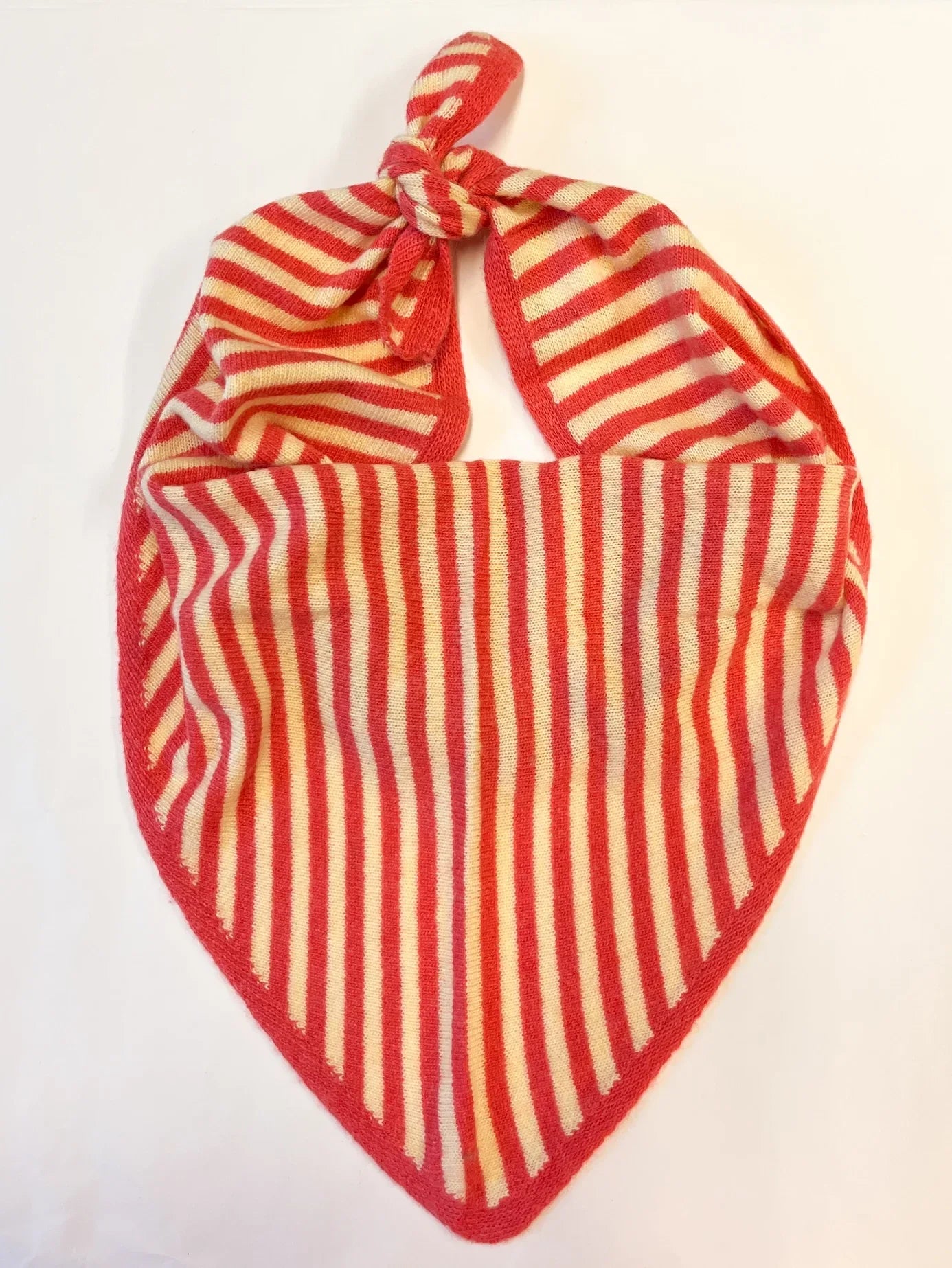 Produktfoto gestreiftes Dreieckstuch mit Cashmer in den Farben Lachs und Vanille vom Hamburger Modelabel stegmann mode