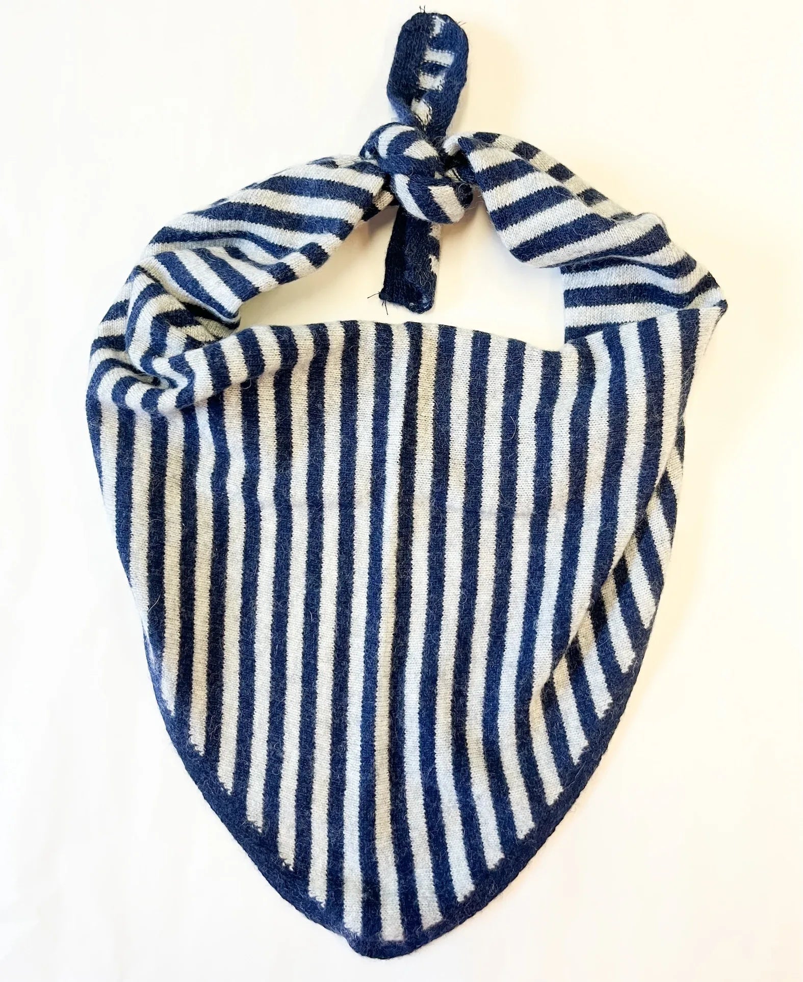 Produktfoto gestreiftes Dreieckstuch mit Cashmer in den Farben Marine und Weiss vom Hamburger Modelabel stegmann mode