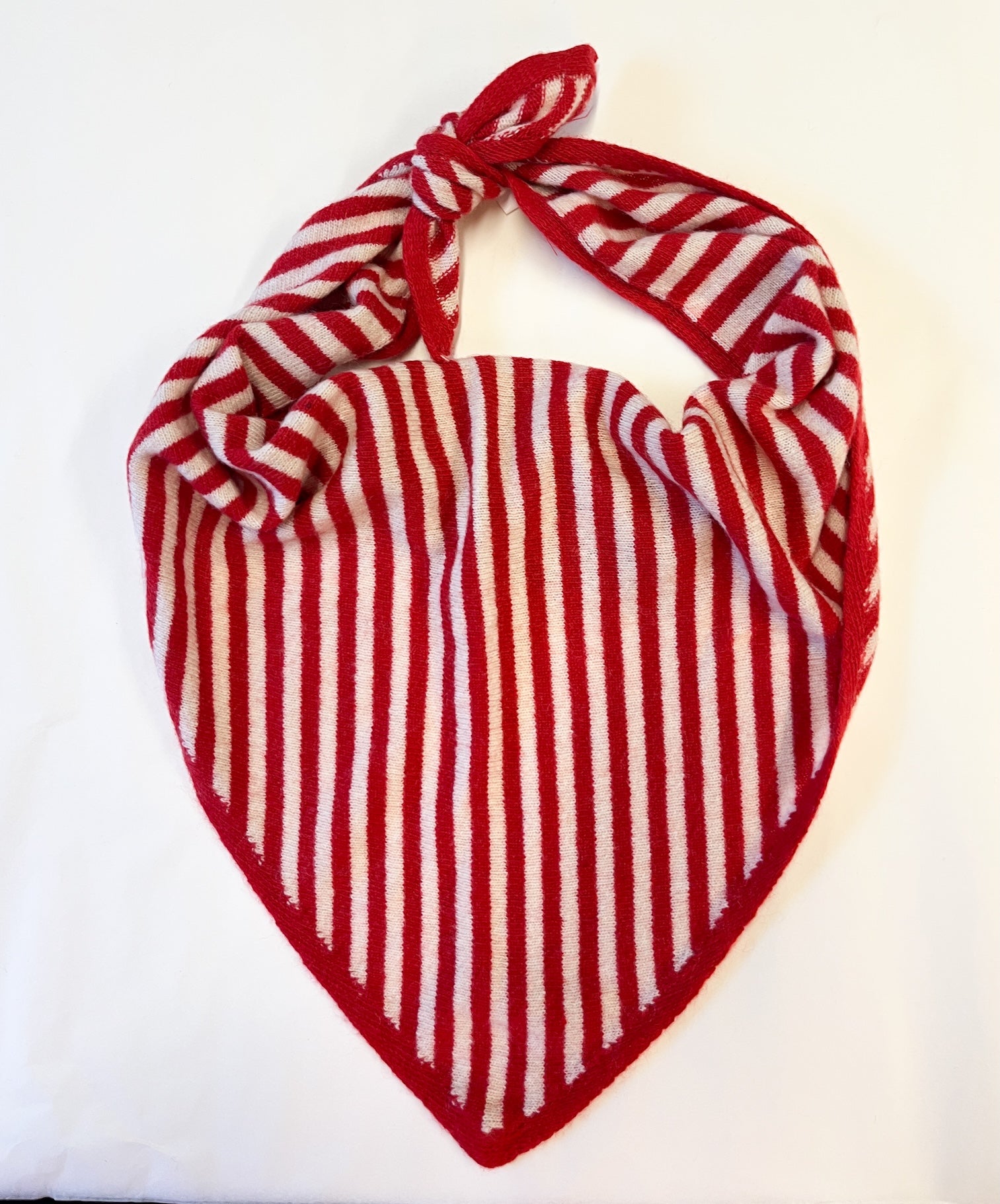 Produktfoto gestreiftes Dreieckstuch mit Cashmer in den Farben Rot und Ecru vom Hamburger Modelabel stegmann mode