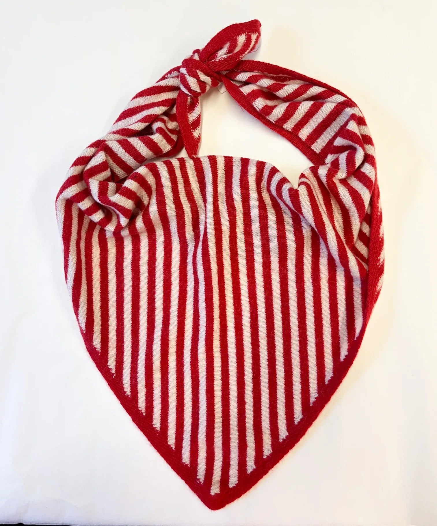 Produktfoto gestreiftes Dreieckstuch mit Cashmer in den Farben Rot und Ecru vom Hamburger Modelabel stegmann mode