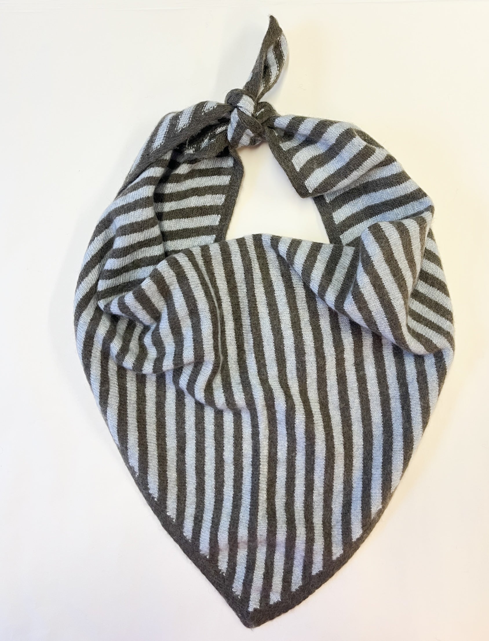 Produktfoto gestreiftes Dreieckstuch mit Cashmer in den Farben Babyblau und Taupe vom Hamburger Modelabel stegmann mode