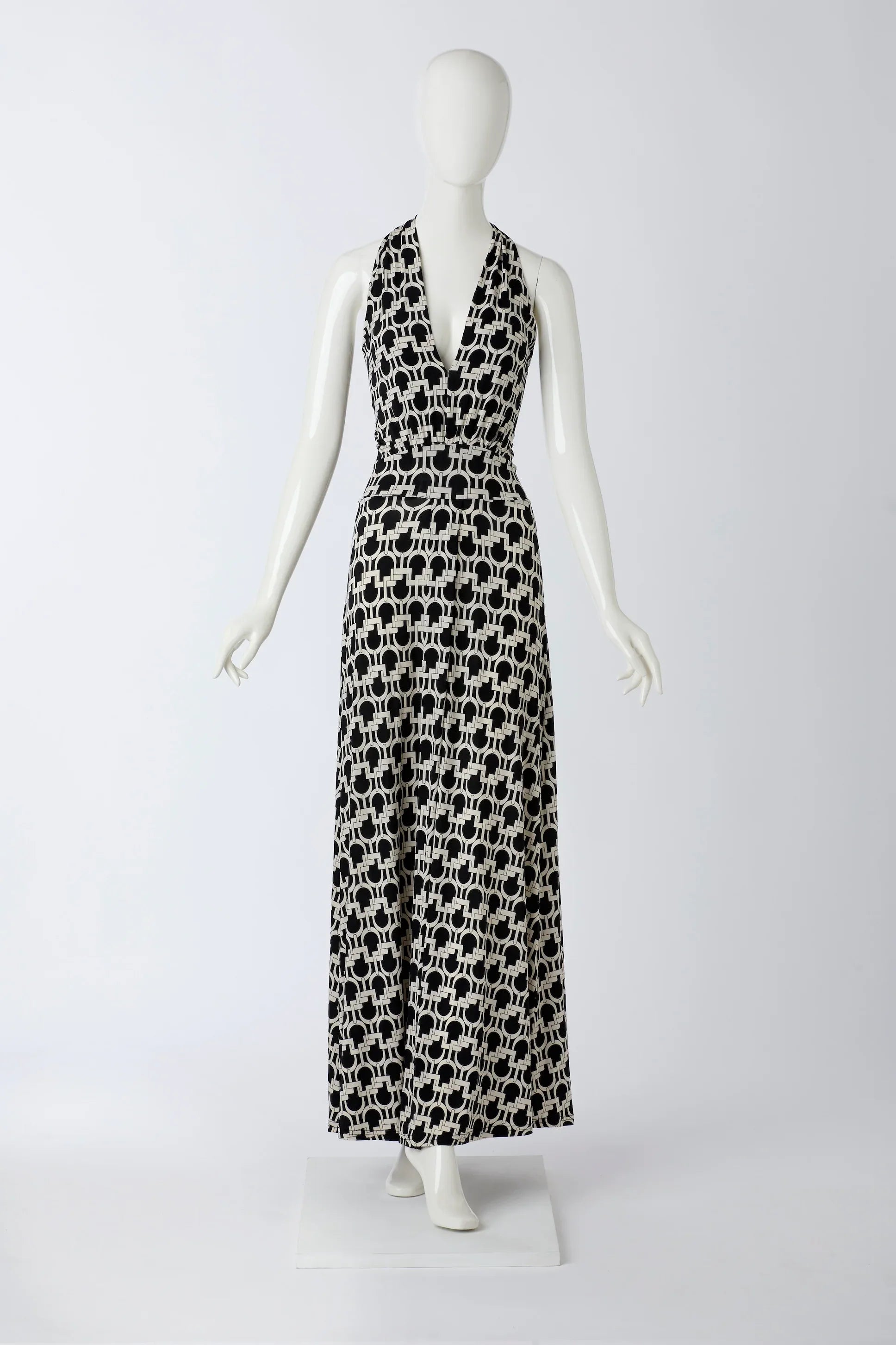 Langes Neckholder Kleid mit Muster vom Hamburger Modelabel stegmann mode