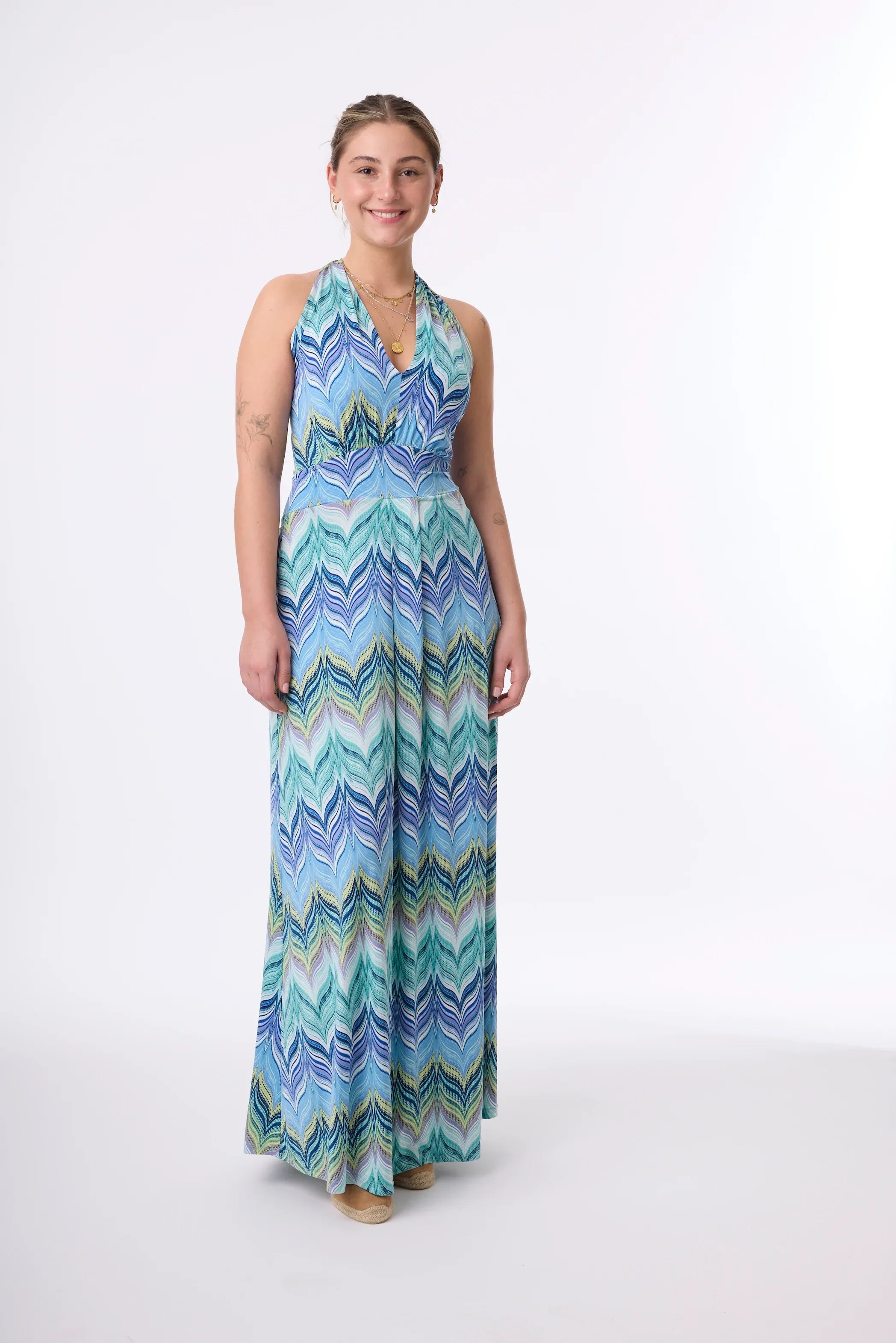 Langes Neckholder Kleid im Print Zick Zack Violet vom Hamburger Modelabel stegmann mode