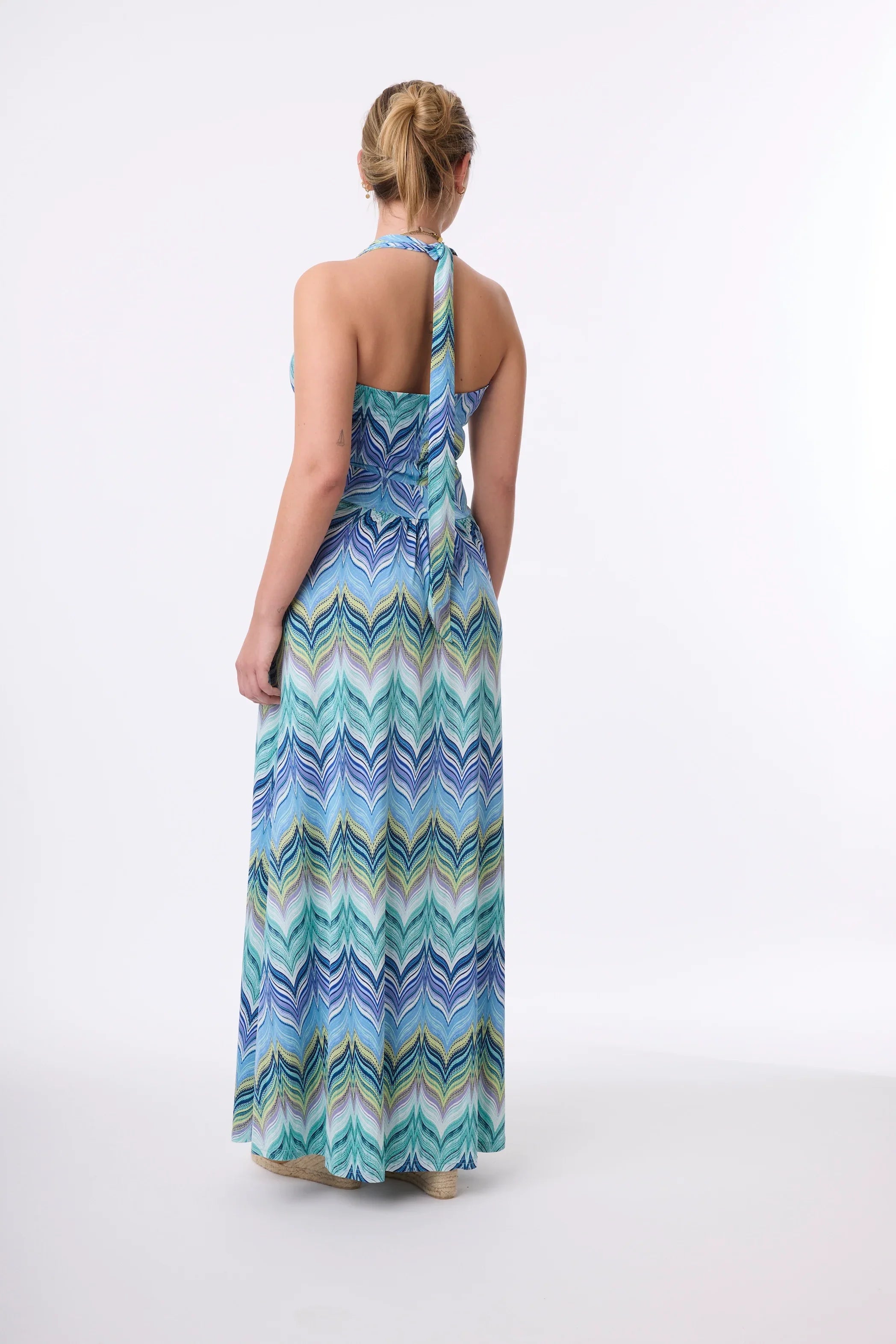 Langes Neckholder Kleid im Print Zick Zack Violet vom Hamburger Modelabel stegmann mode