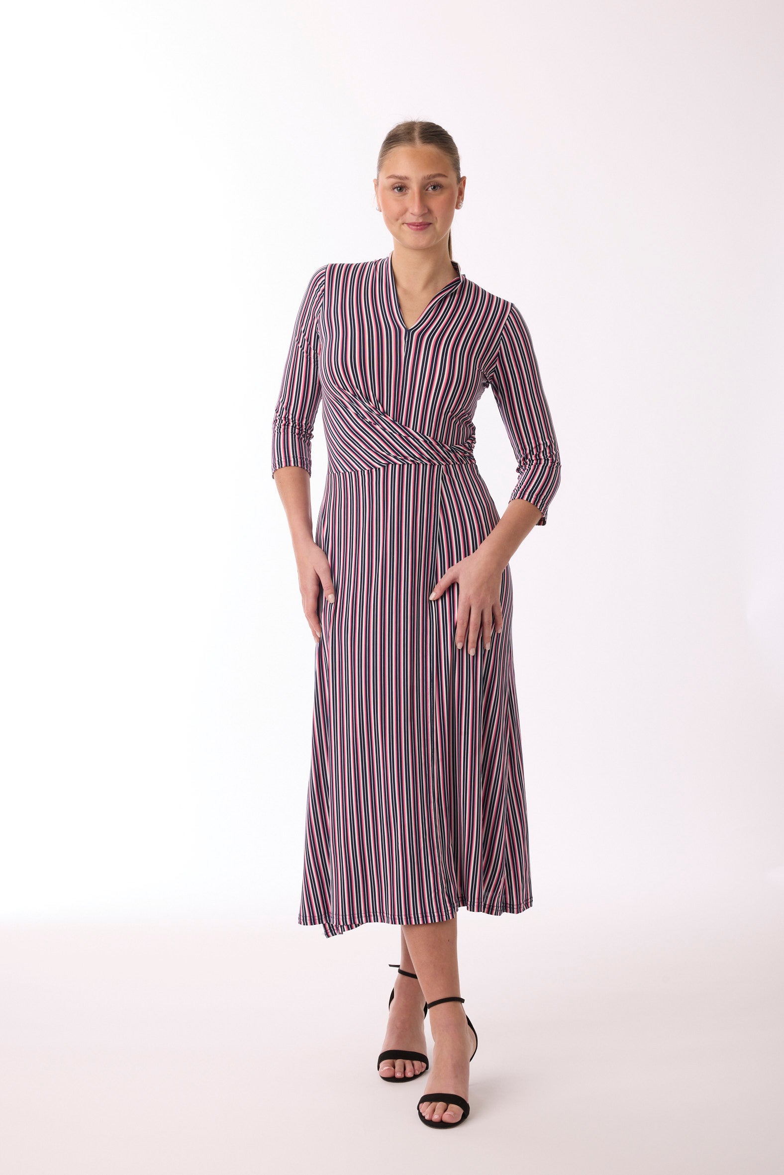 Langes Kleid mit Wickeloptik vom Hamburger Modelabe stegmann mode