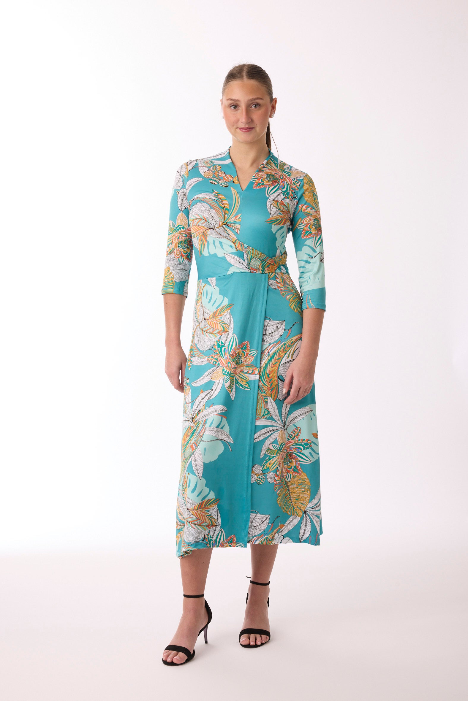 Langes Kleid mit Wickeloptik mit Muster vom Hamburger Modelabel stegmann mode