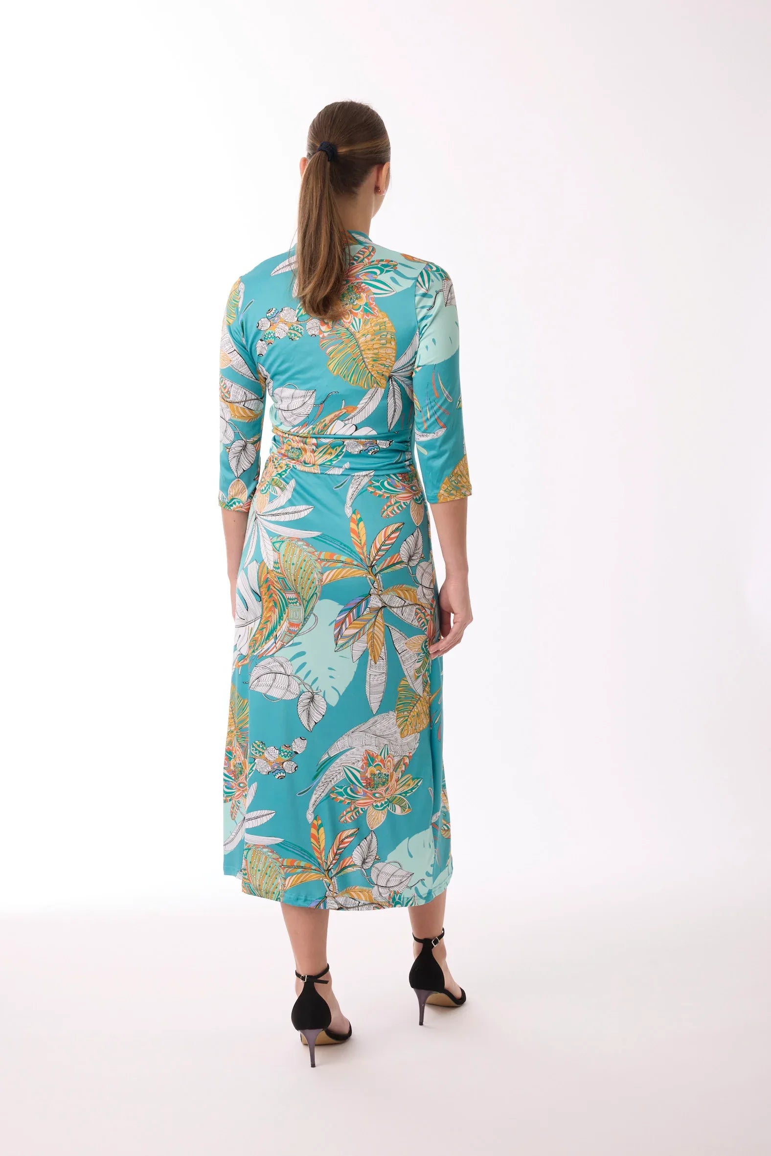 Langes Kleid mit Wickeloptik mit Muster vom Hamburger Modelabel stegmann mode