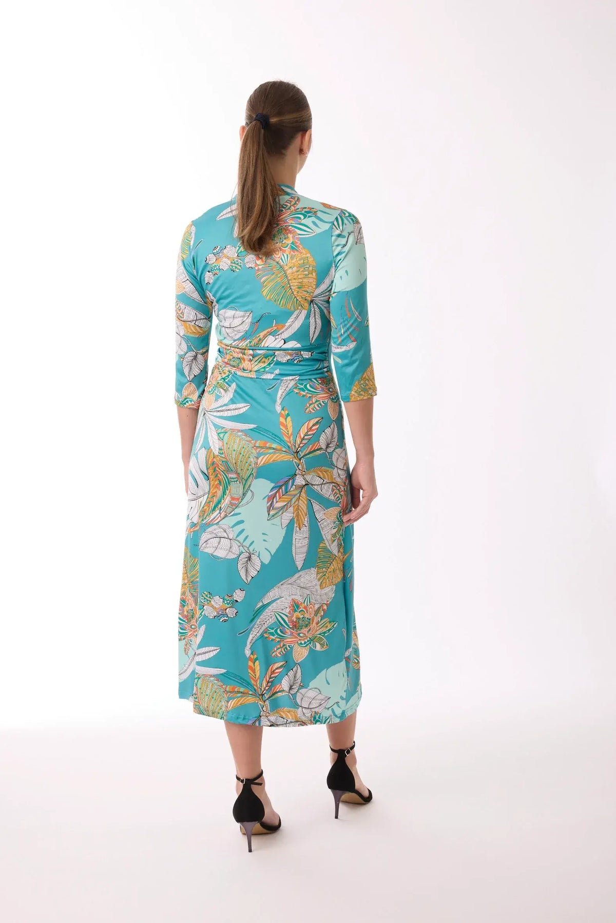Langes Kleid mit Wickeloptik mit Muster vom Hamburger Modelabel stegmann mode