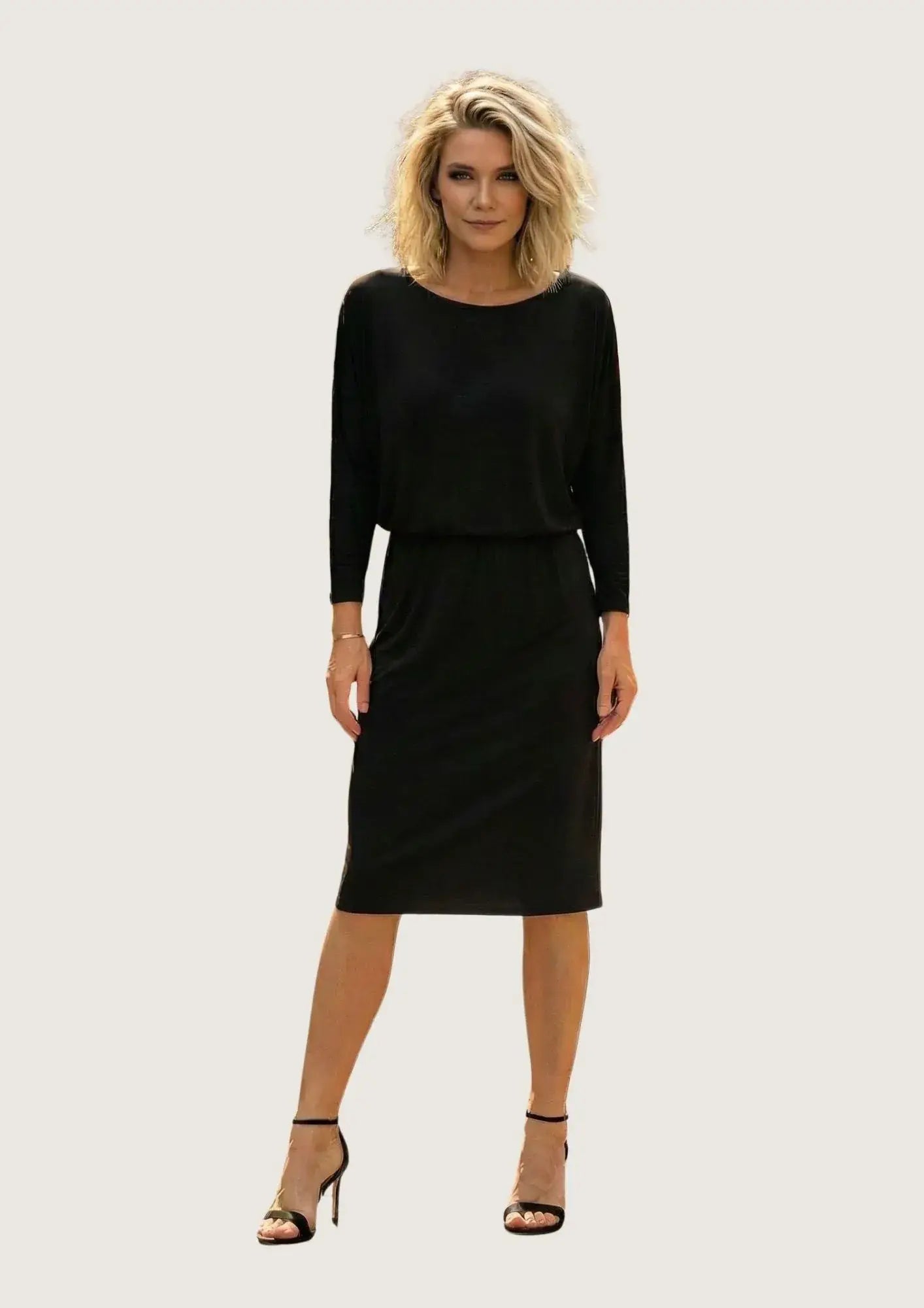 KI Modell im Studio im Kleid Gina im Print Noir vom Hamburger Modelabel stegmann mode