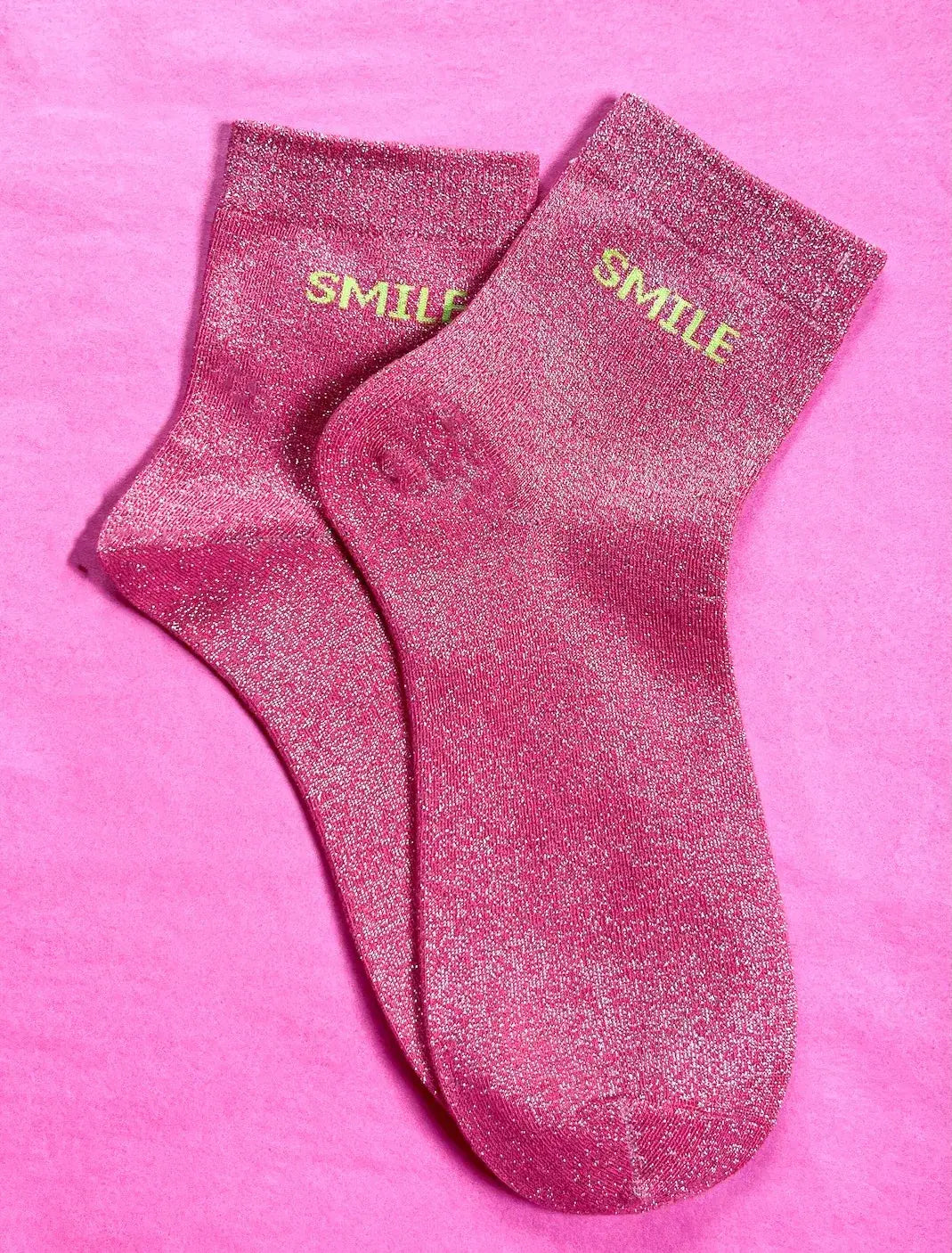 Glitzer Socken mit Smile Schriftzug in Rose vom Hamburger Modelabel stegmann mode