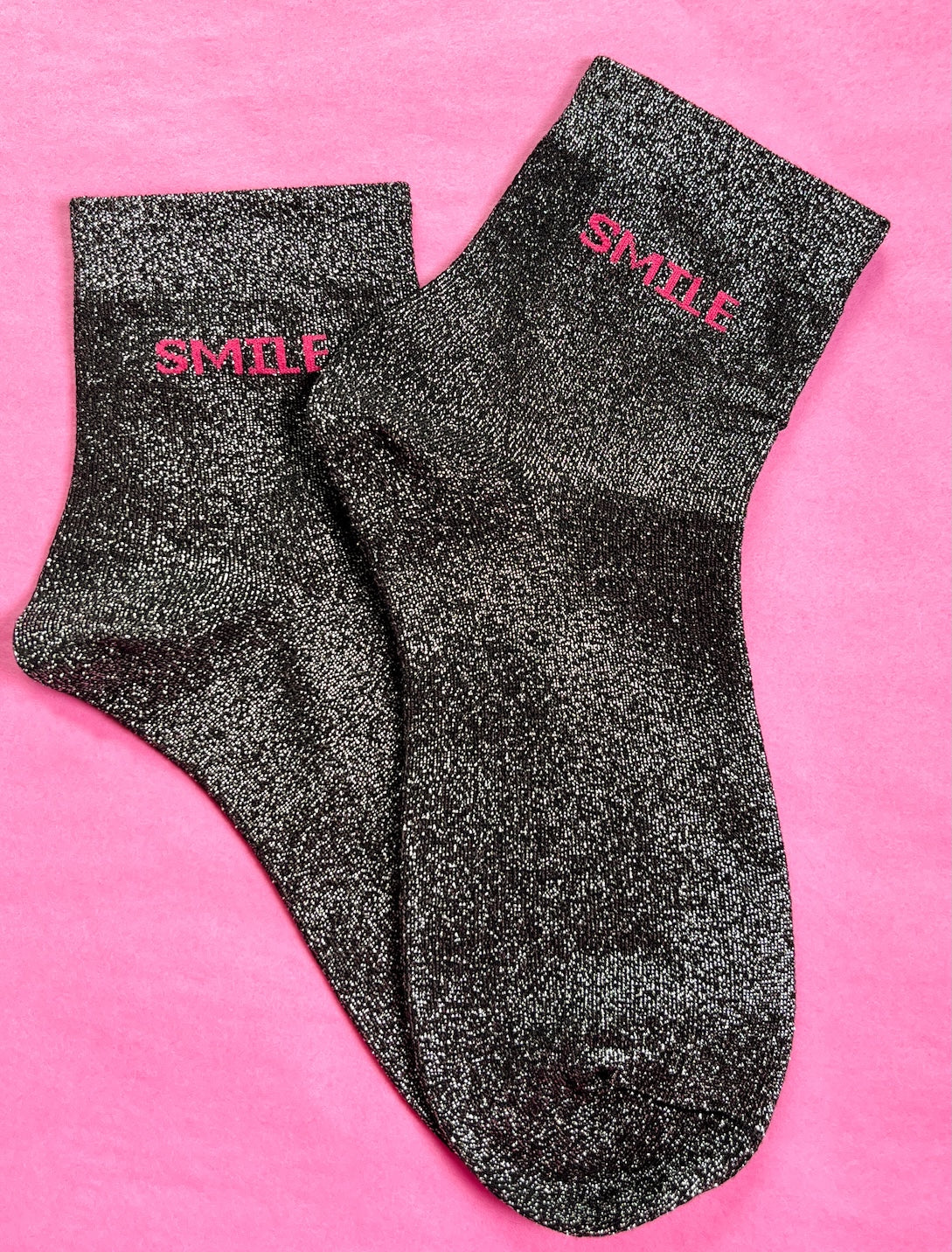 Glitzer Socken mit Smile Schriftzug in Schwarz vom Hamburger Modelabel stegmann mode