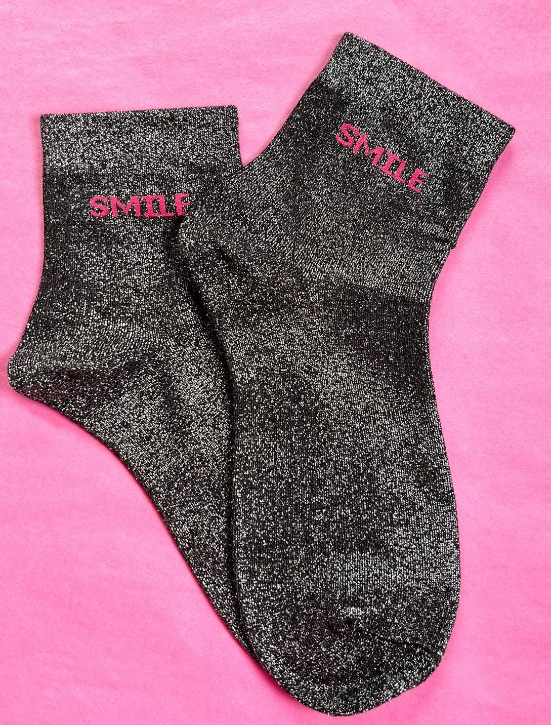 Glitzer Socken mit Smile Schriftzug in Schwarz vom Hamburger Modelabel stegmann mode