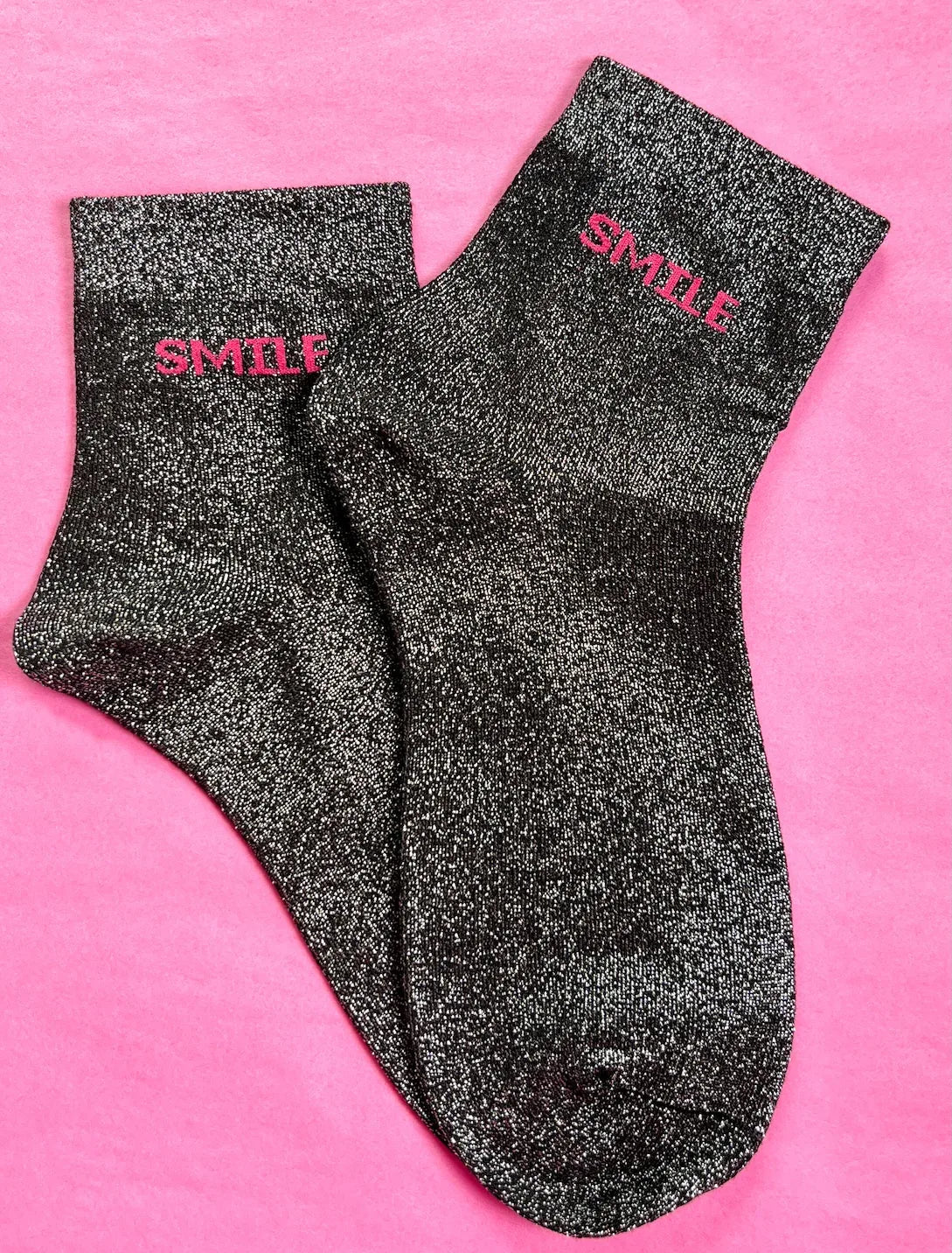 Glitzer Socken mit Smile Schriftzug in Schwarz vom Hamburger Modelabel stegmann mode