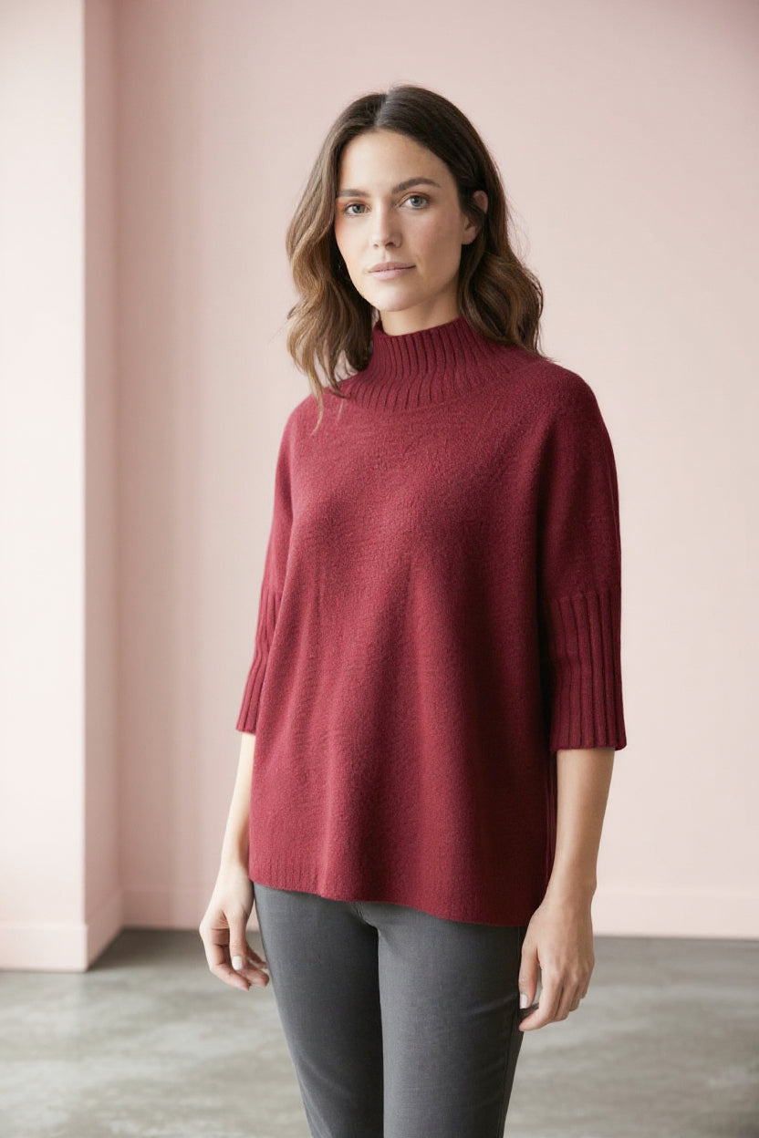 Produktfoto vom Pullover in Kastenform in der Farbe Bordeaux vom Hamburger Modelabel stegmann mode