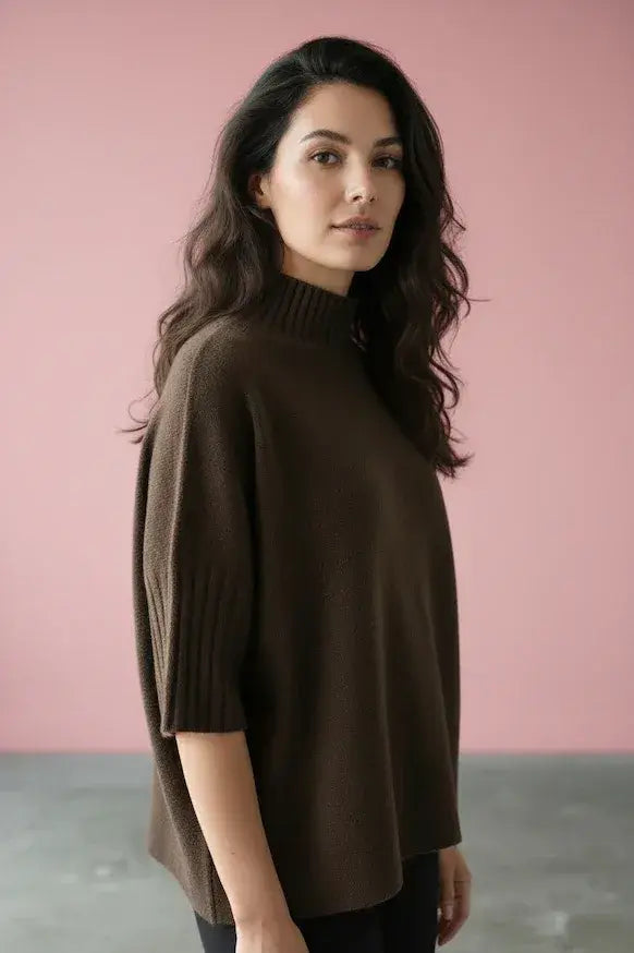 Produktfoto vom Pullover in Kastenform in der Farbe Dunkelbraun vom Hamburger Modelabel stegmann mode