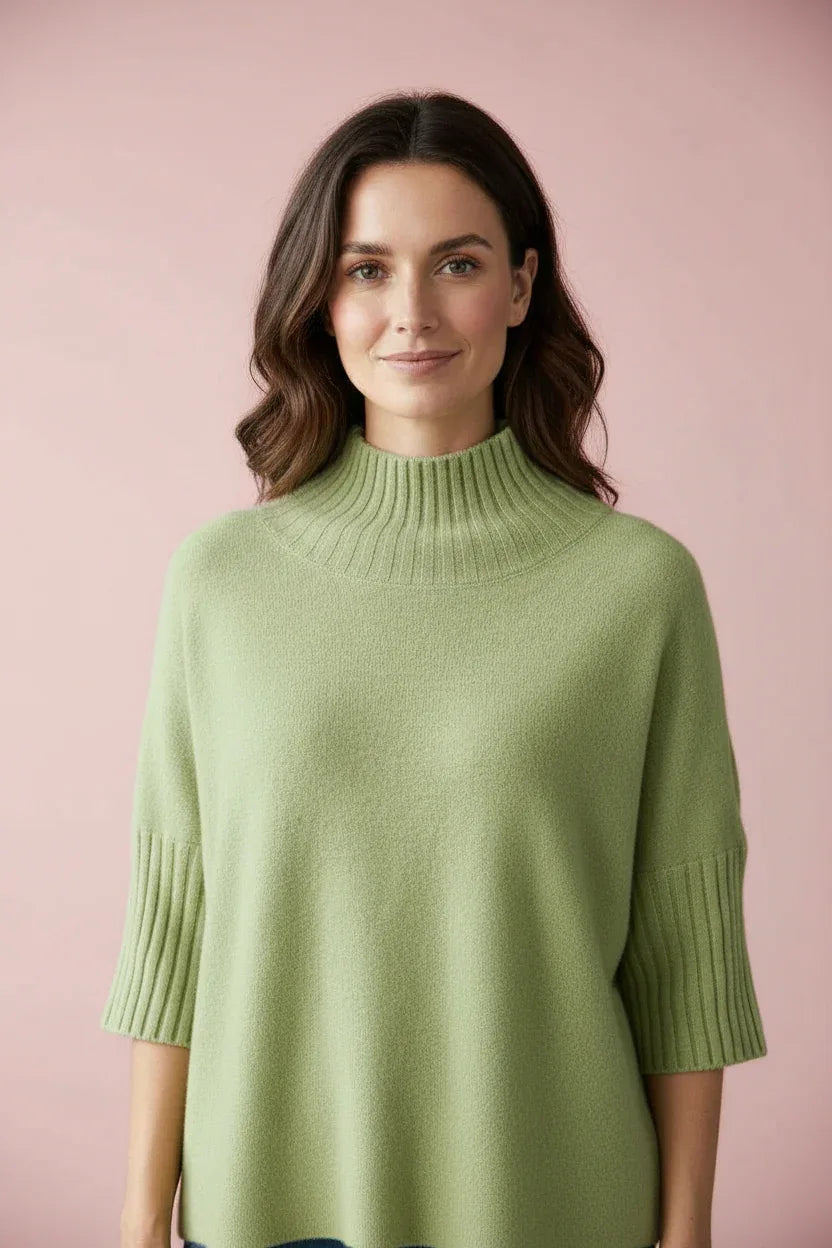 Produktfoto vom Pullover in Kastenform in der Farbe Helloliv vom Hamburger Modelabel stegmann mode