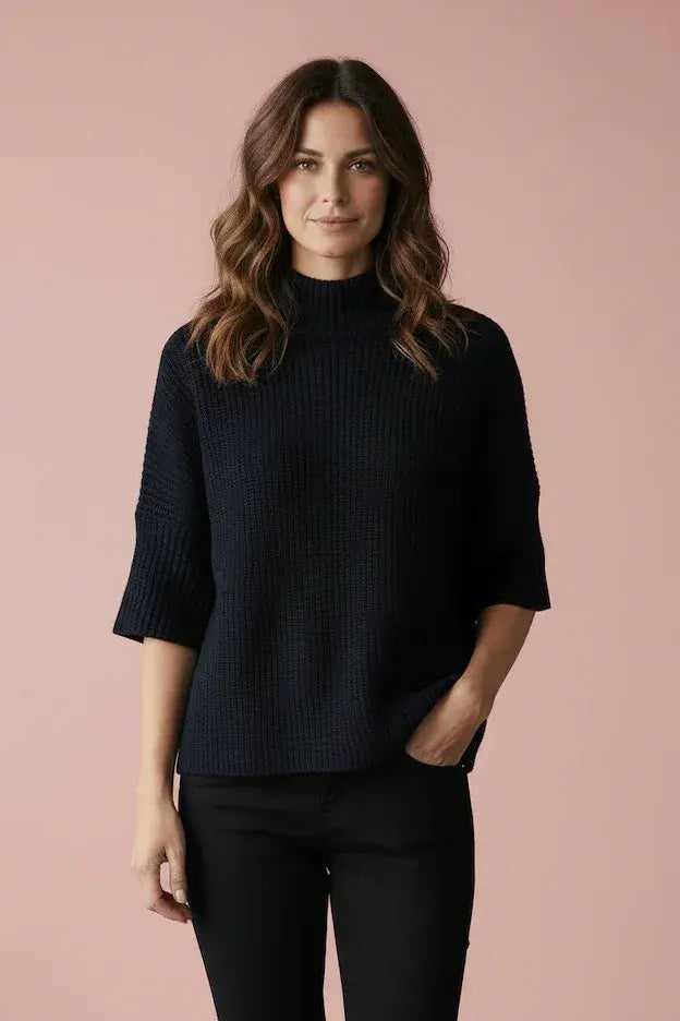 Produktfoto vom Pullover in Kastenform in der Farbe Marine vom Hamburger Modelabel stegmann mode