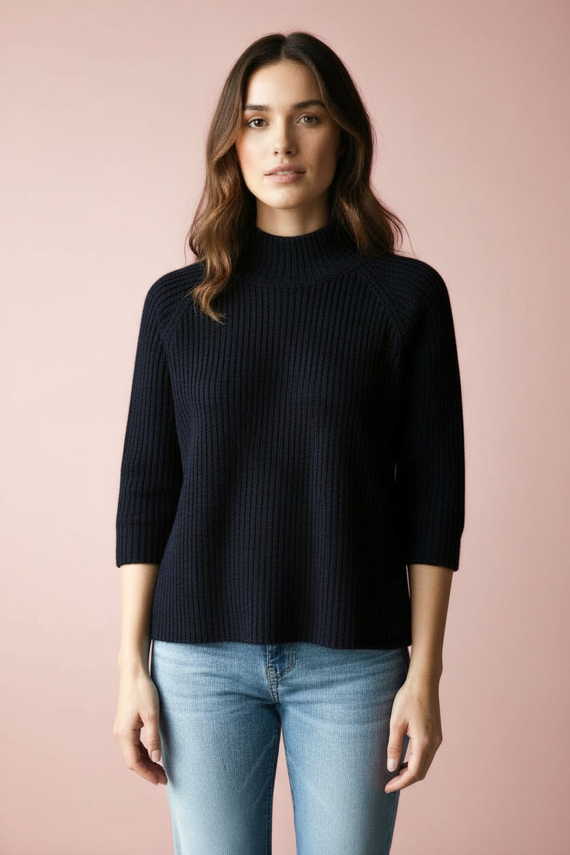 Produktfoto vom Pullover in Kastenform in der Farbe Marine vom Hamburger Modelabel stegmann mode