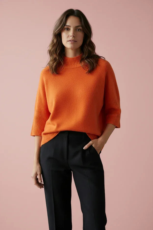 Produktfoto vom Pullover in Kastenform in der Farbe Orange vom Hamburger Modelabel stegmann mode