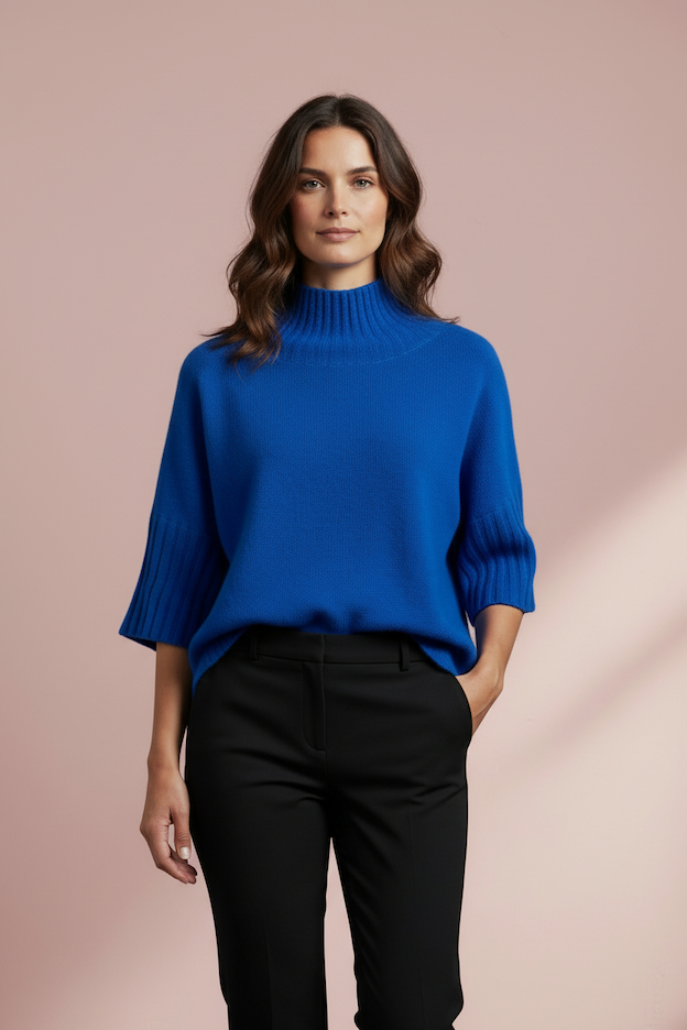 Produktfoto vom Pullover in Kastenform in der Farbe Royalblau vom Hamburger Modelabel stegmann mode