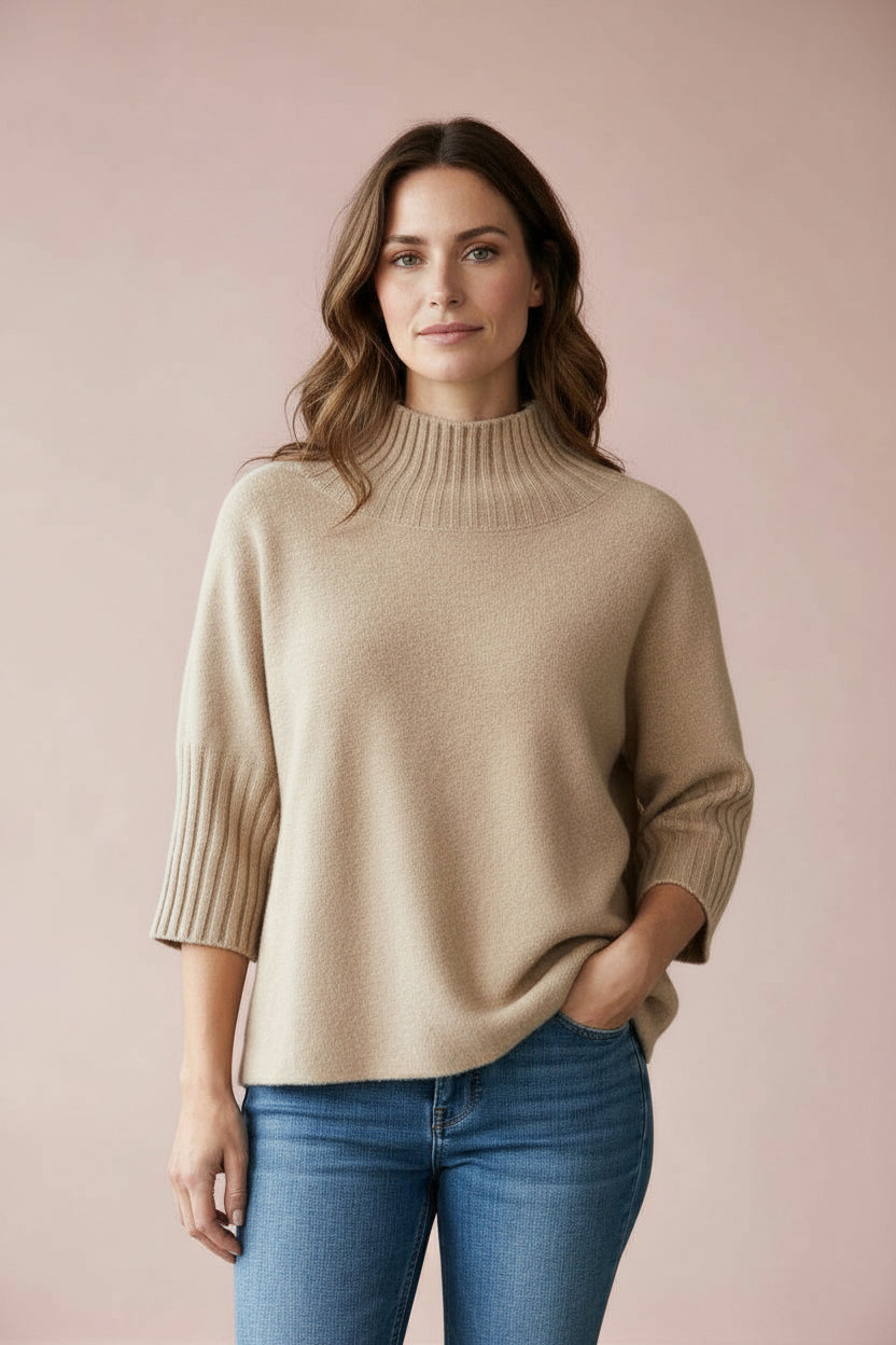 Produktfoto vom Pullover in Kastenform in der Farbe Taupe vom Hamburger Modelabel stegmann mode