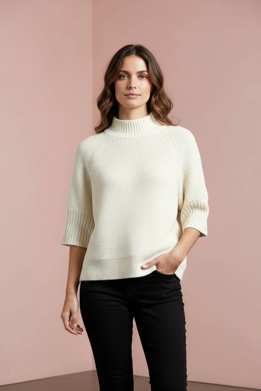 Produktfoto vom Pullover in Kastenform in der Farbe Wollweiß vom Hamburger Modelabel stegmann mode