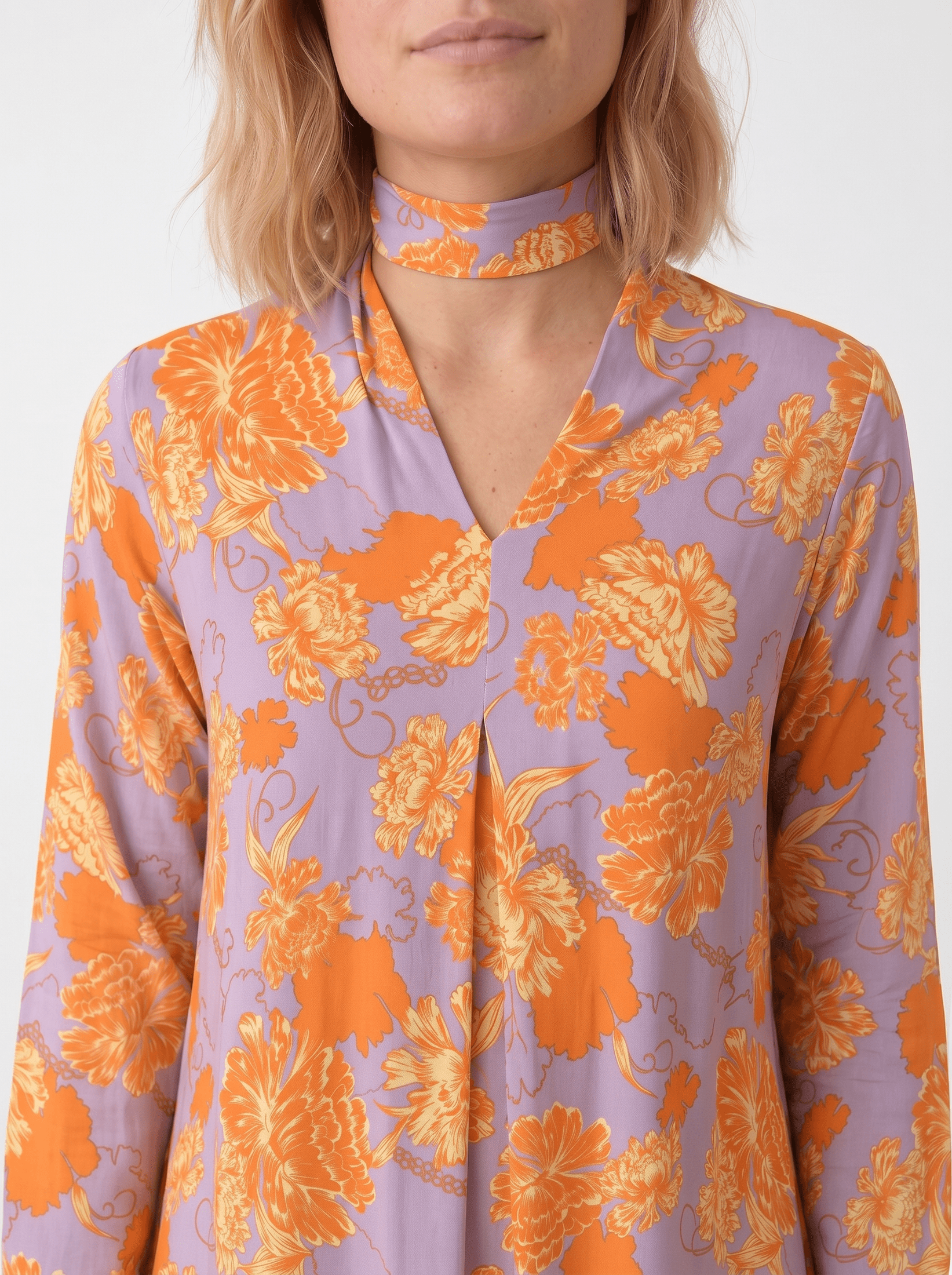 KI generiertes Modell im weißen Studio im Kleid Happy im Print Fleurs Orange Close Up Ausschnitt vom Hamburger Modelabel stegmann mode