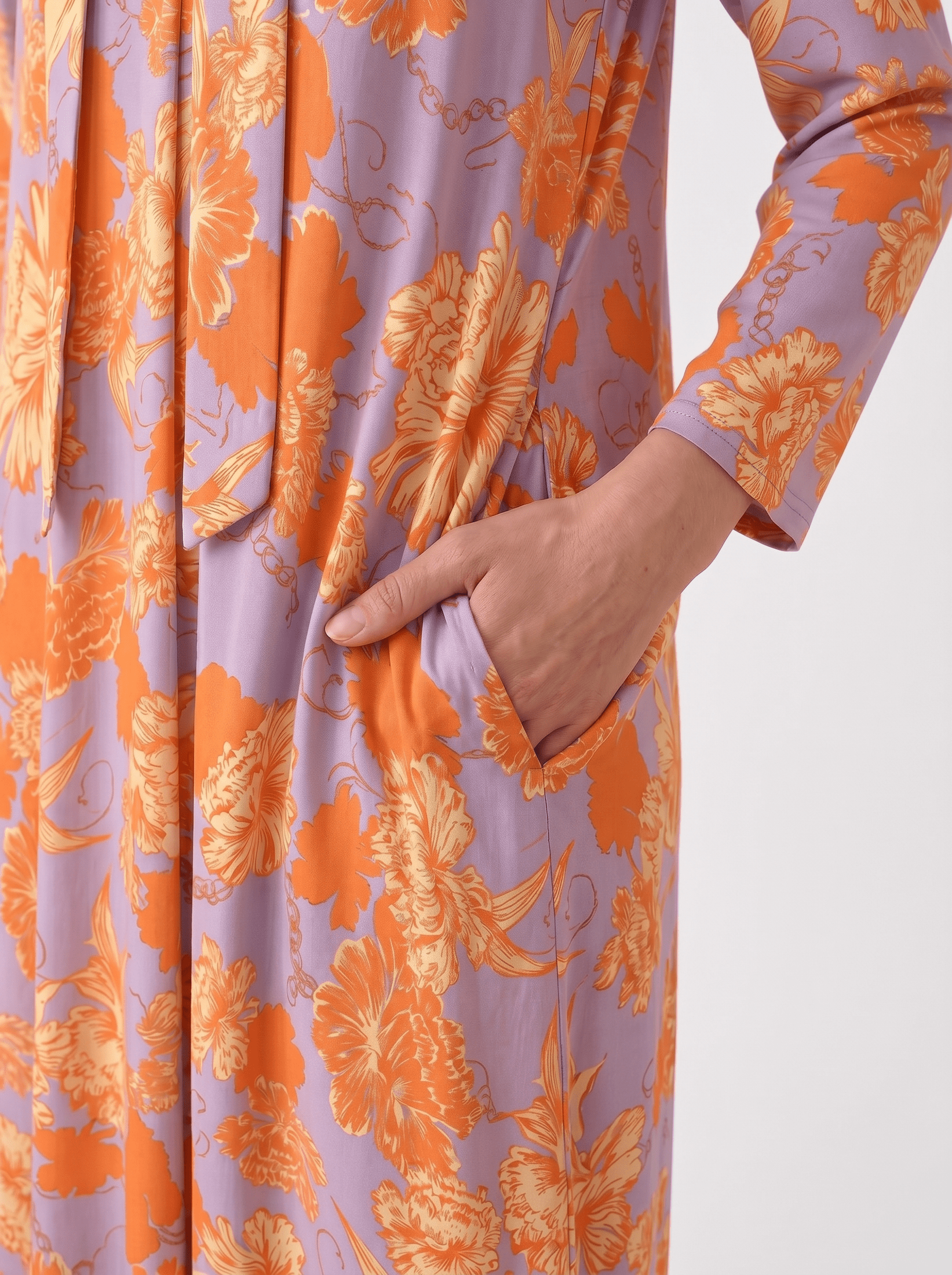 KI generiertes Modell im weißen Studio im Kleid Happy im Print Fleurs Orange Close Up Ärmel vom Hamburger Modelabel stegmann mode